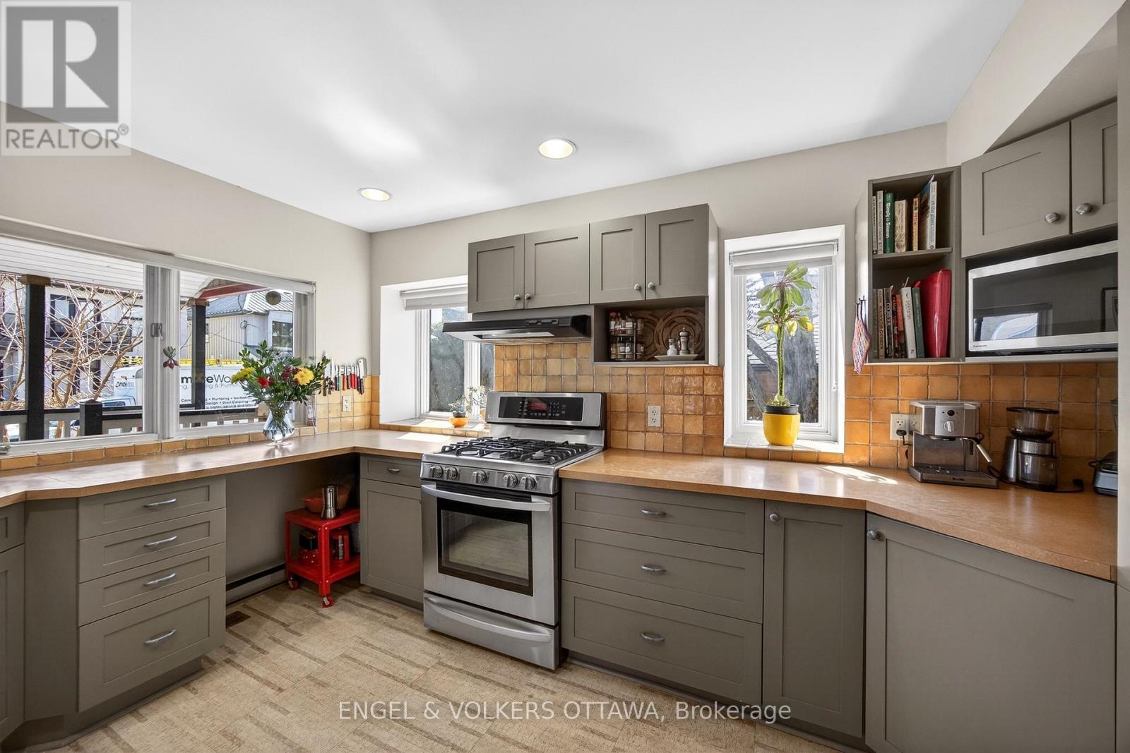 424 LOCHABER AVENUE - 20