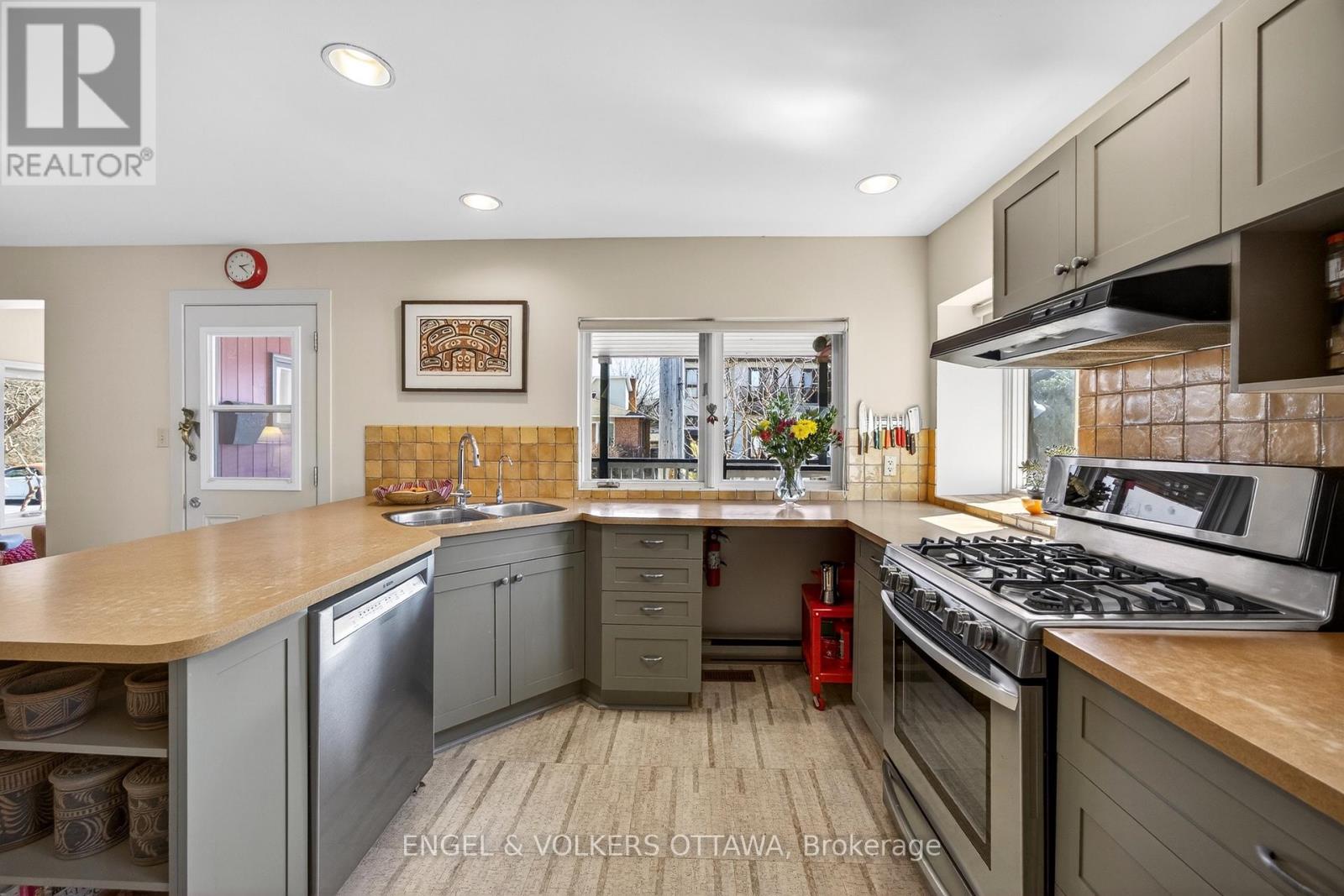 424 LOCHABER AVENUE - 21