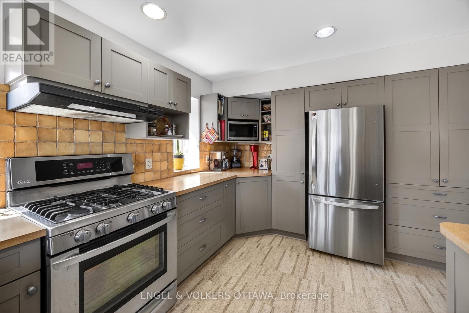 424 LOCHABER AVENUE - 22