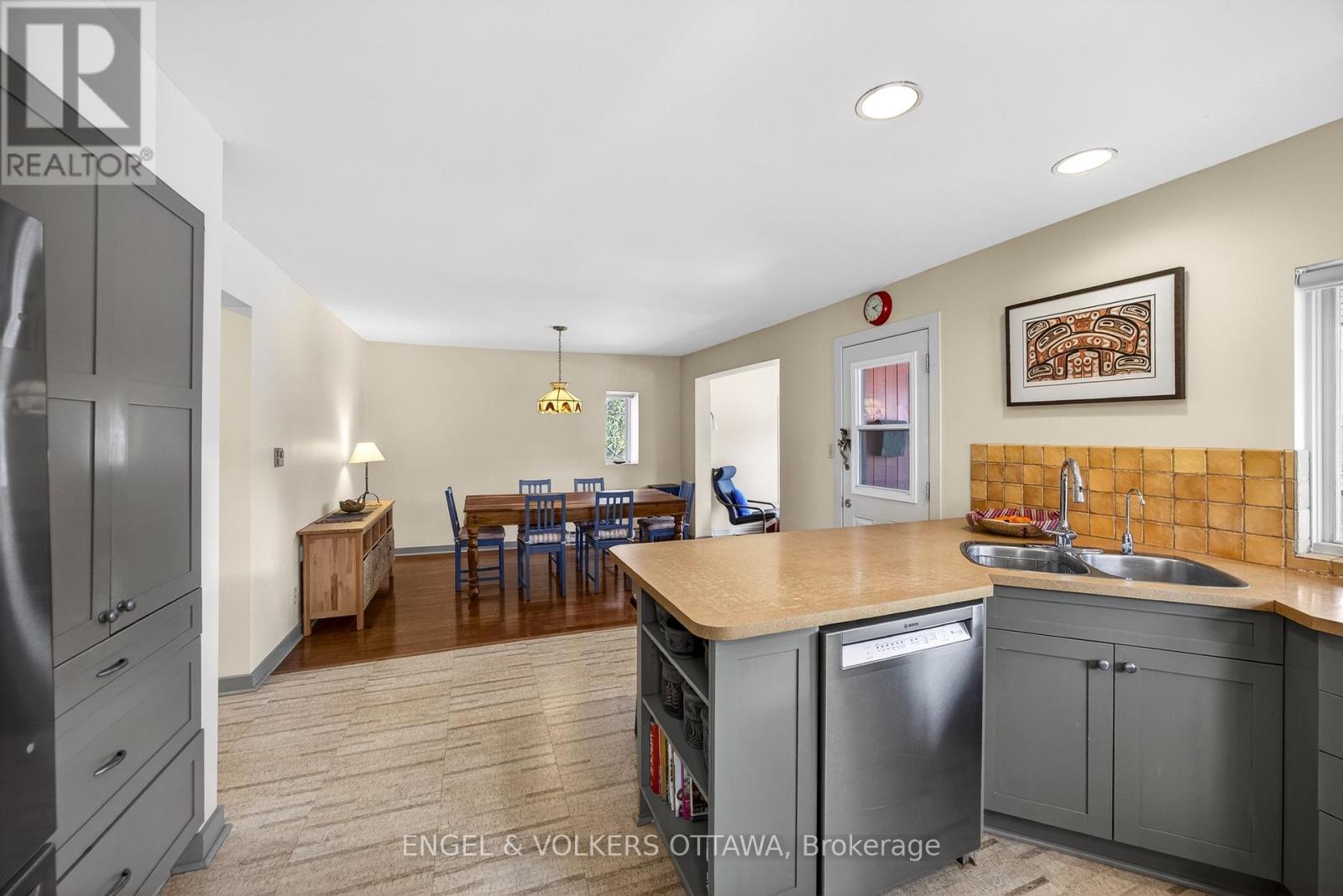 424 LOCHABER AVENUE - 23