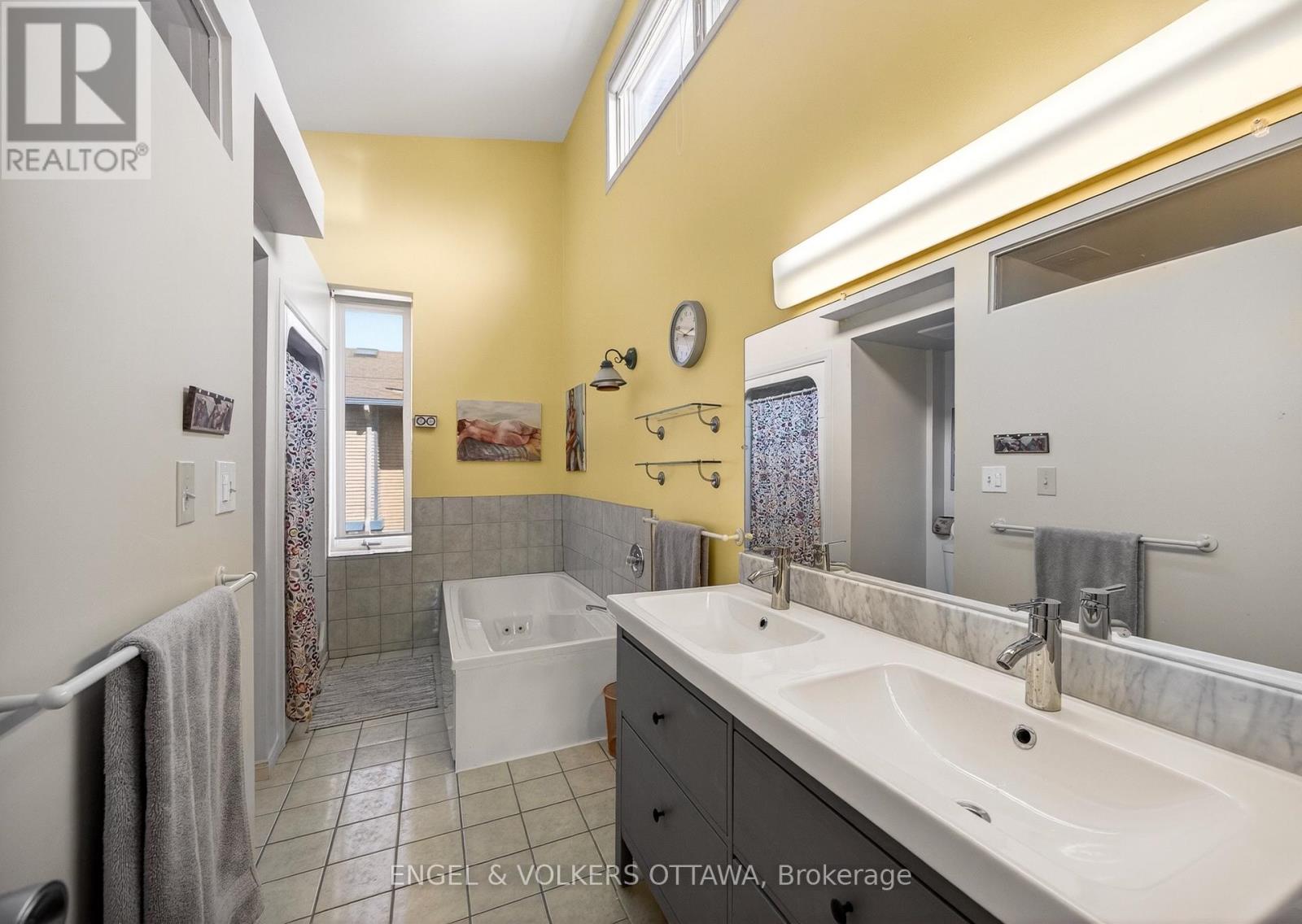 424 LOCHABER AVENUE - 34