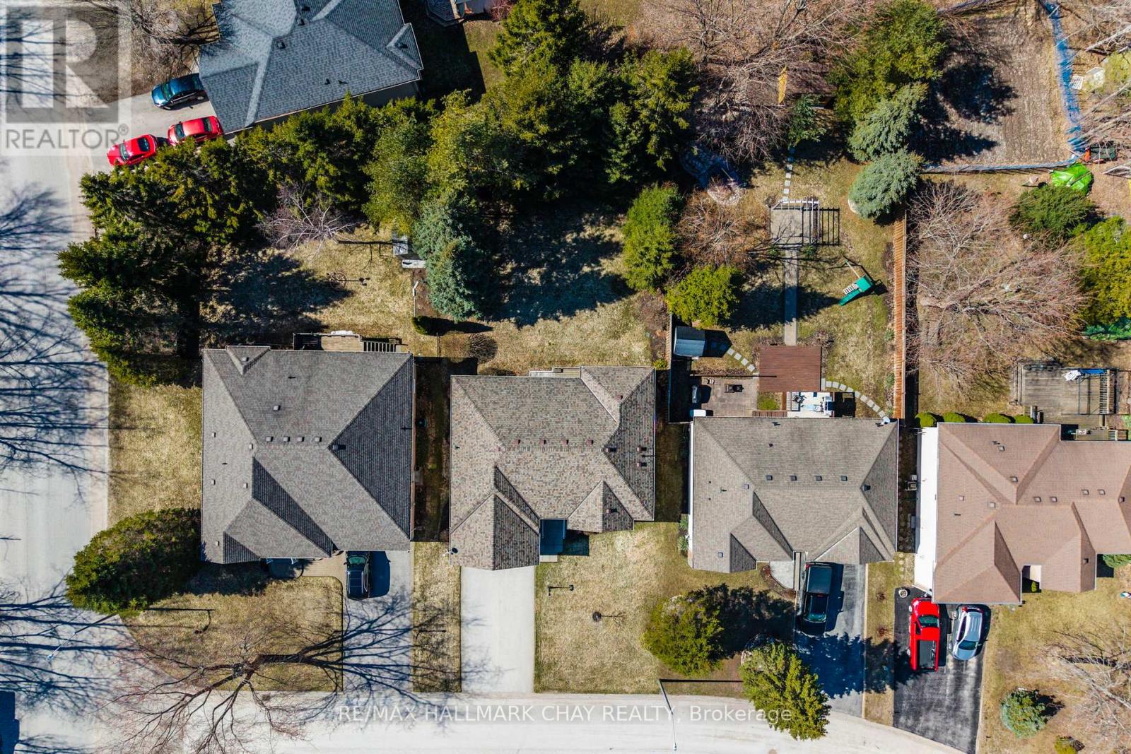 4 BAY COURT - 44