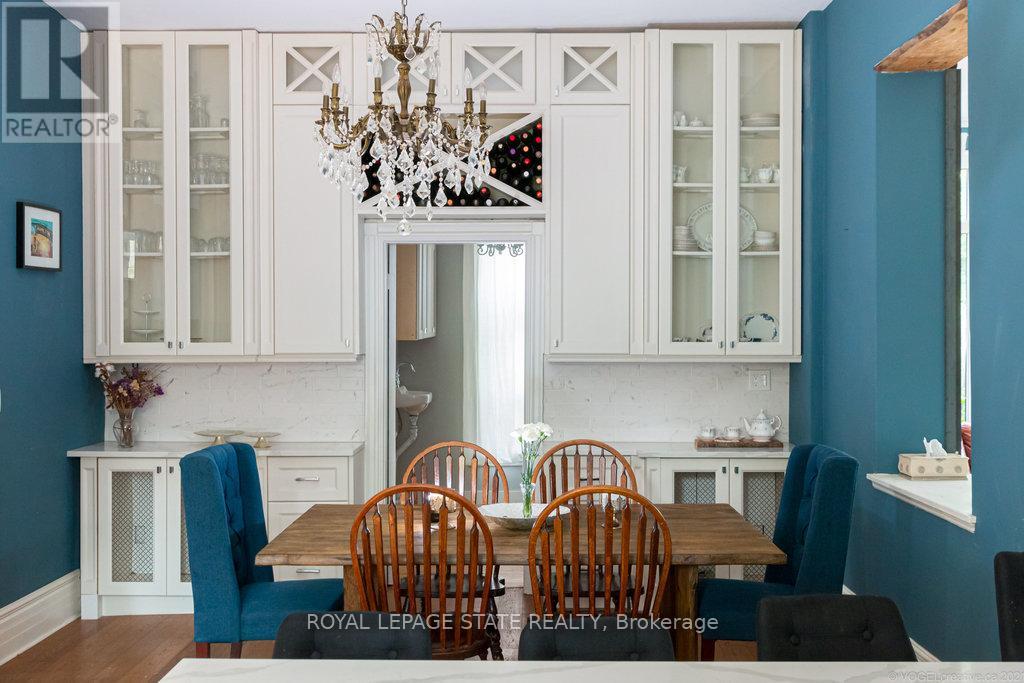 Custom built-ins to match those in kitchen