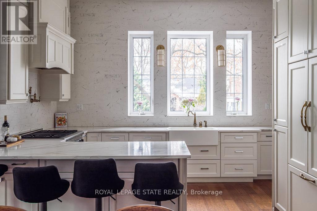 Quartz counter, lots of custom built-ins