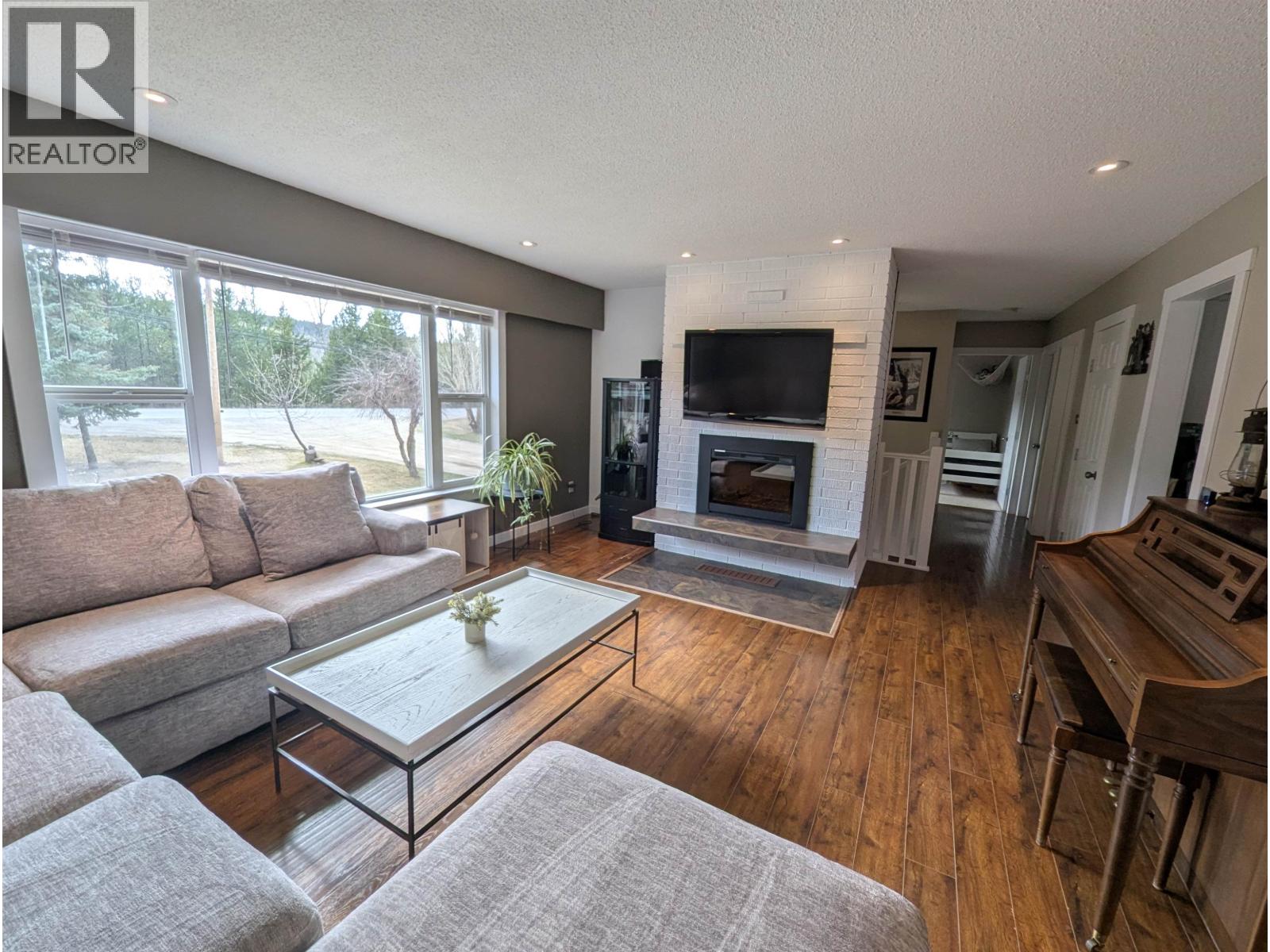 5665 HORSE LAKE ROAD - 26