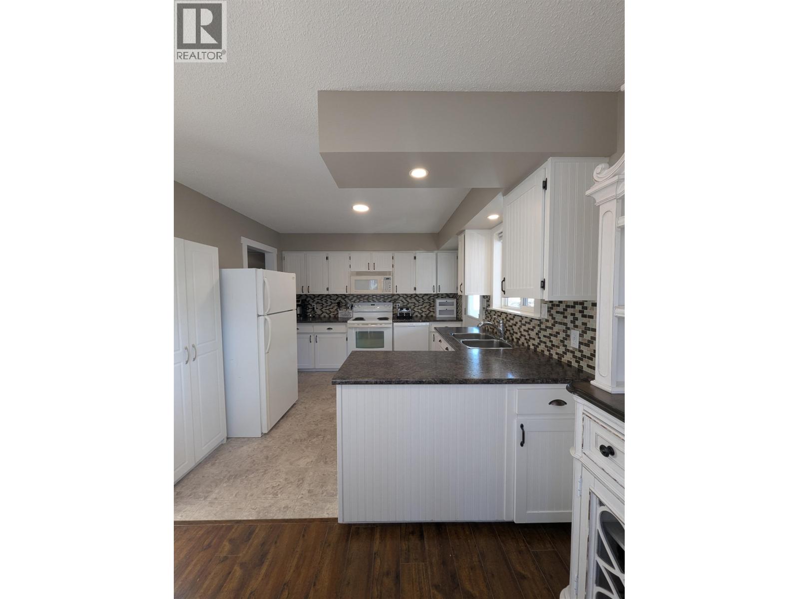 5665 HORSE LAKE ROAD - 20