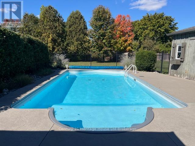 5 ft deep end/ 3 ft shallow