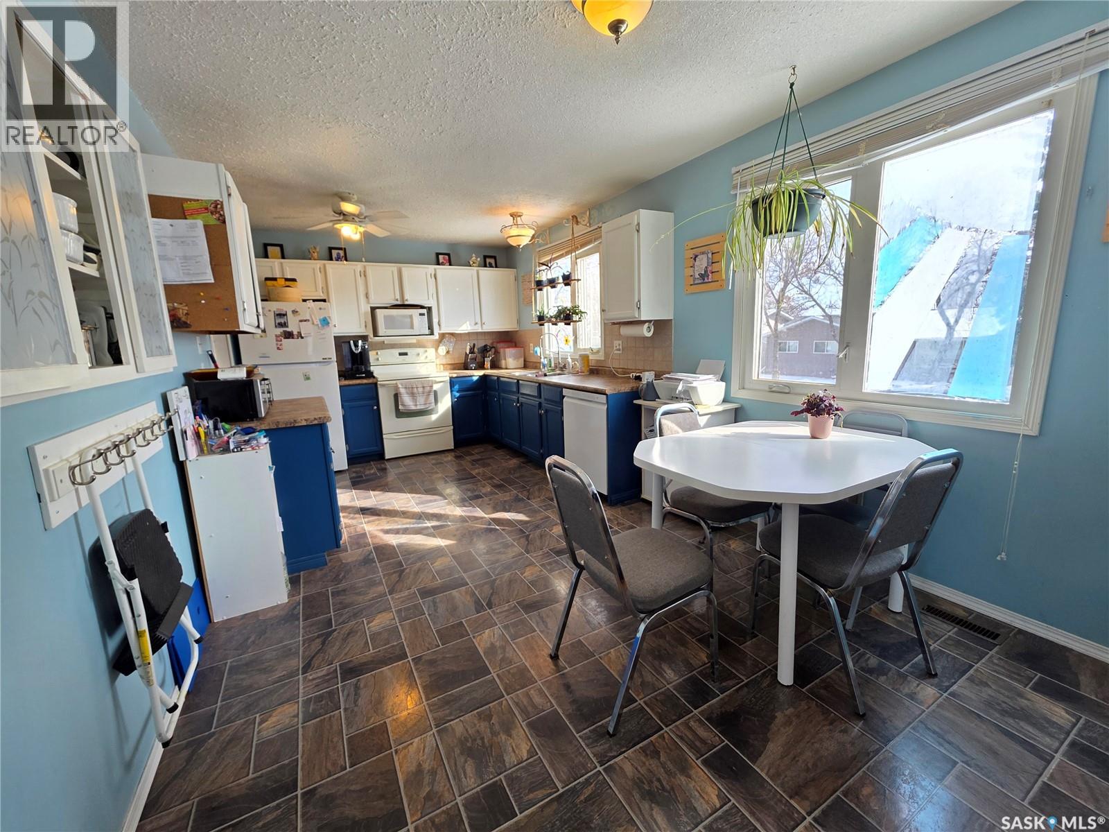 520 Dennis STREET — photo 3