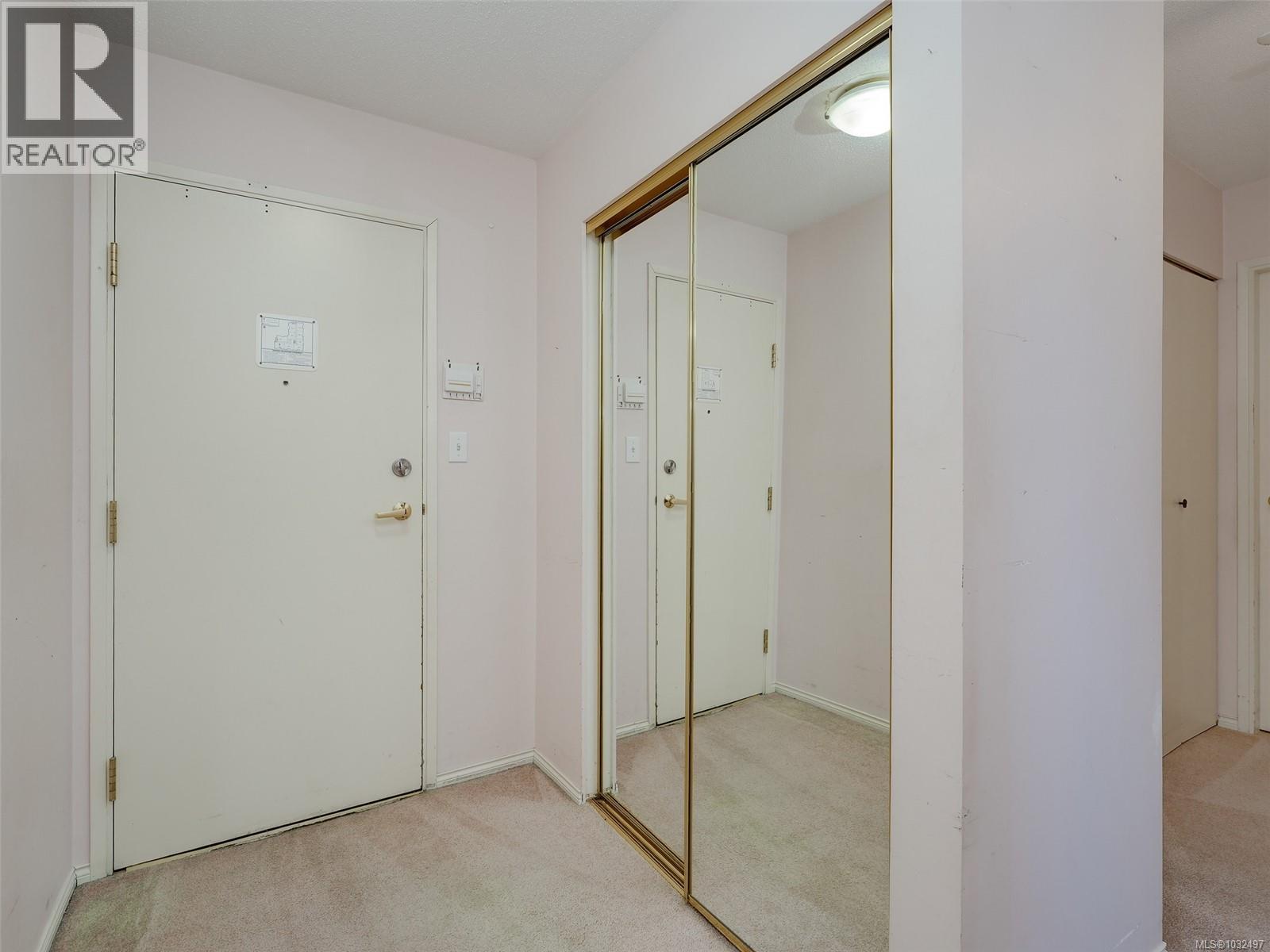 208 651 Jolly Place, Saanich