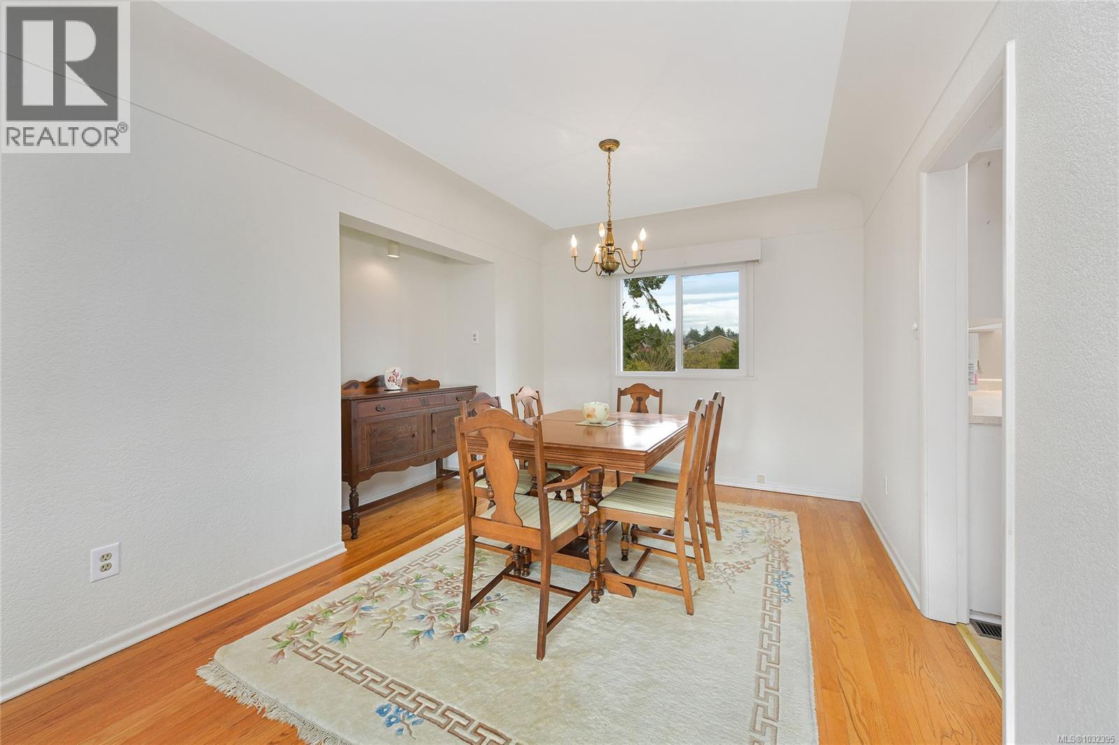  2218 EDGELOW Street, Saanich