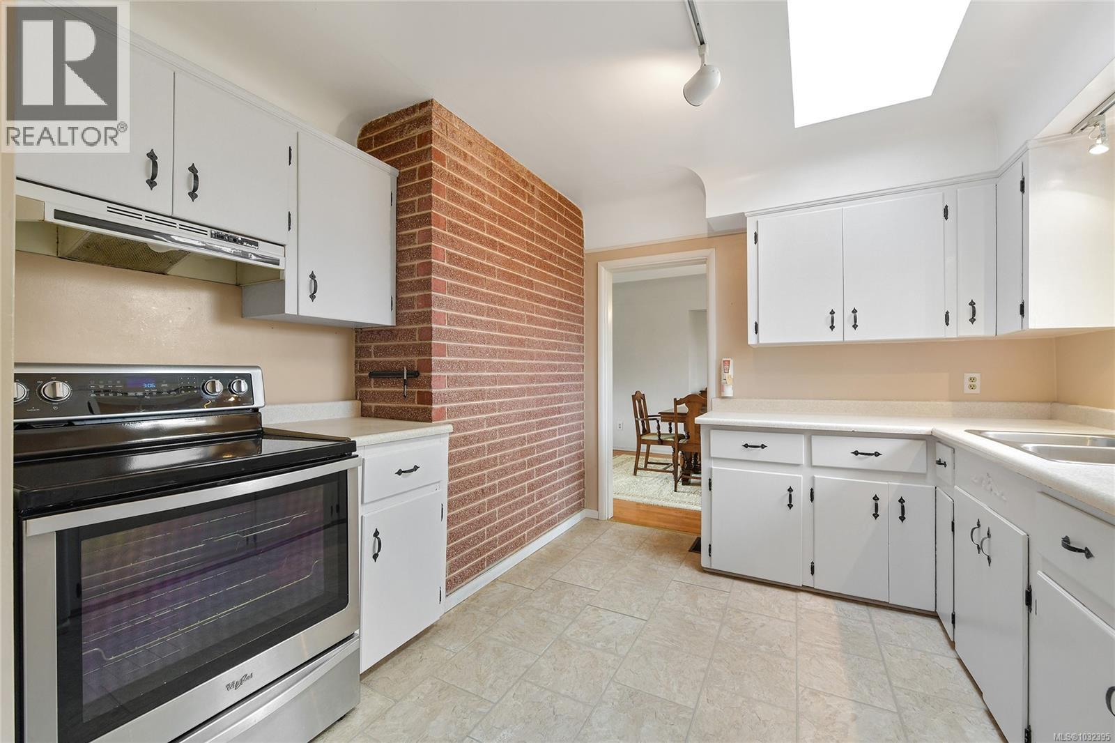  2218 EDGELOW Street, Saanich