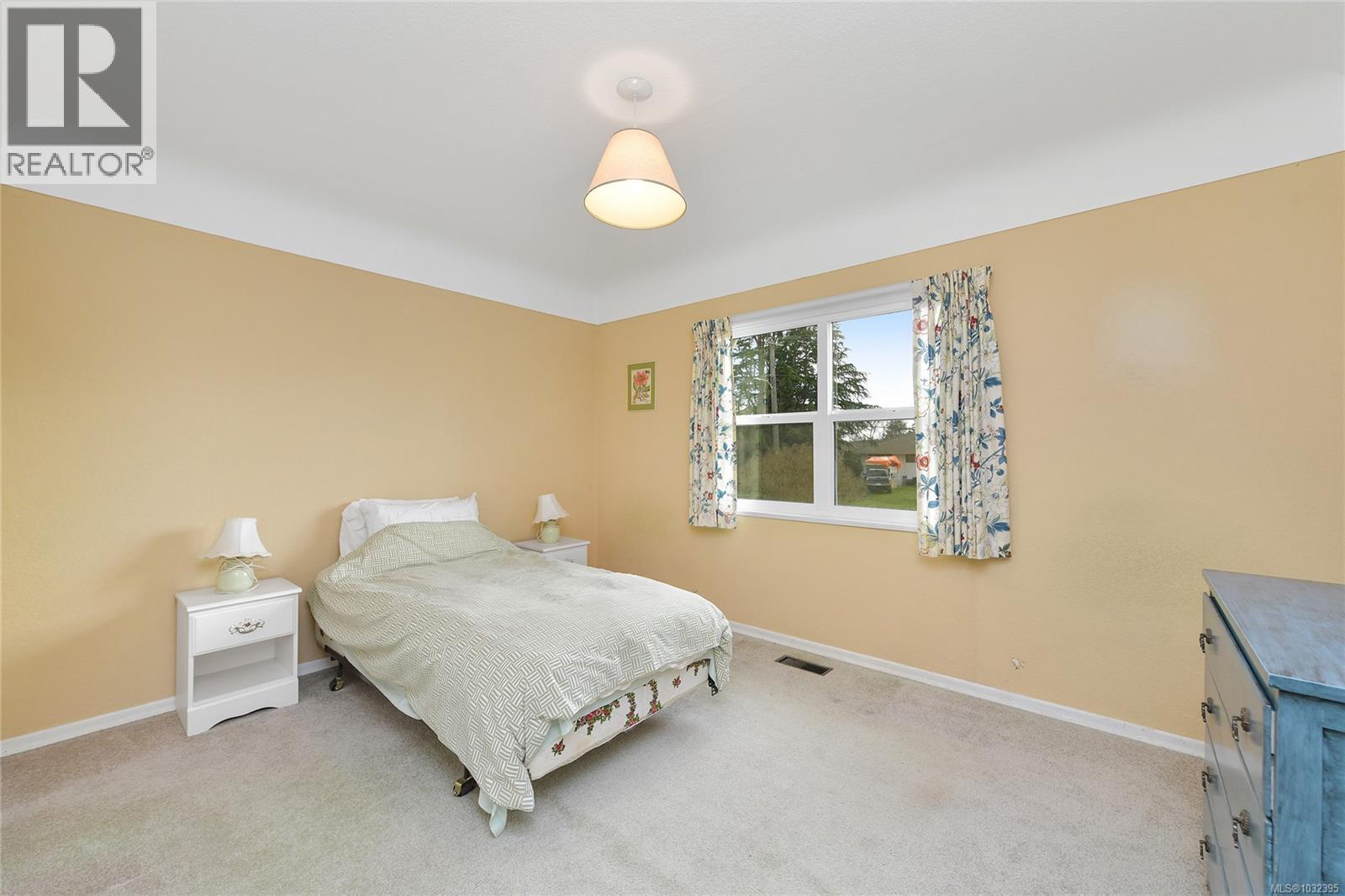  2218 EDGELOW Street, Saanich