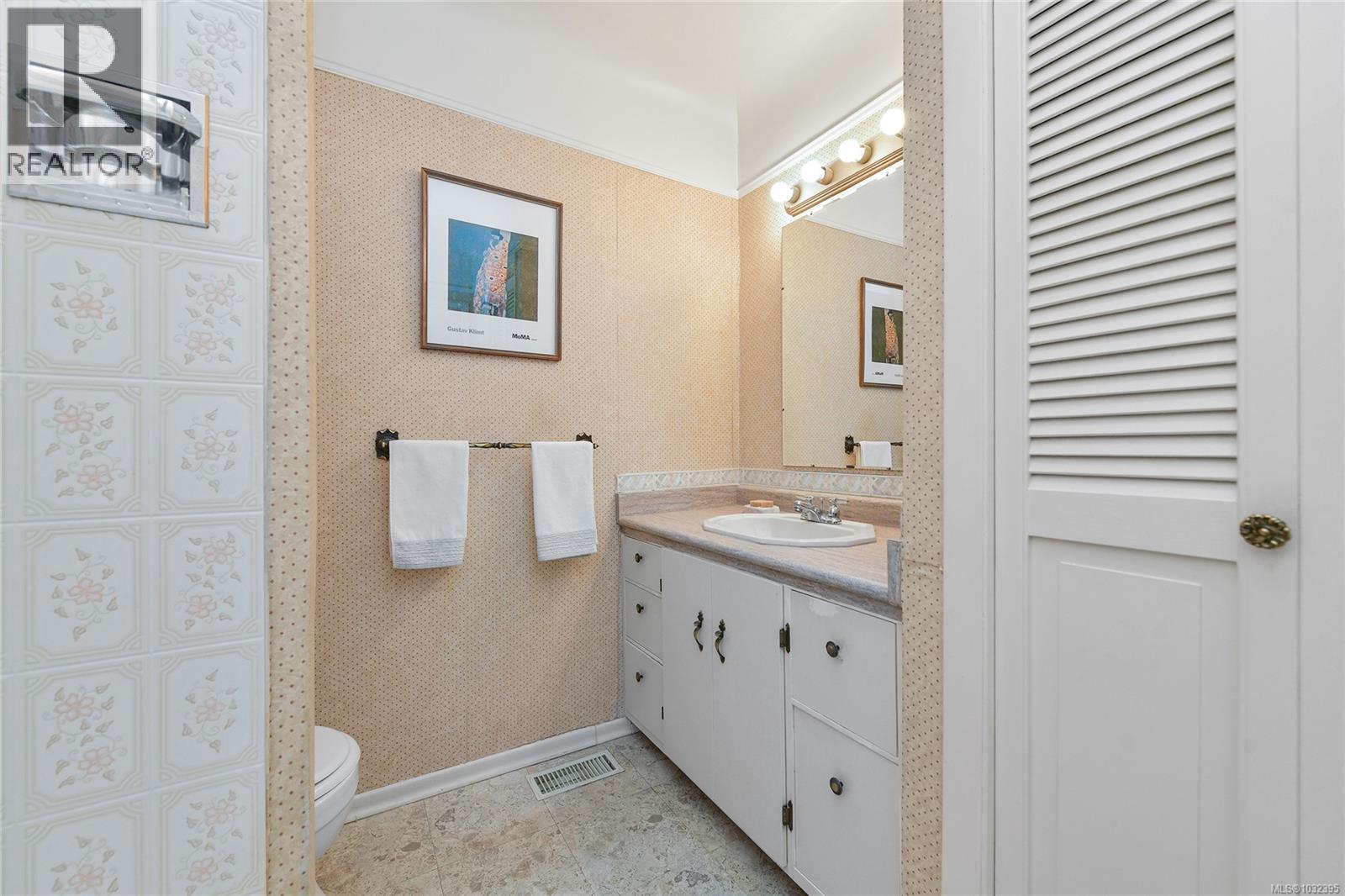  2218 EDGELOW Street, Saanich