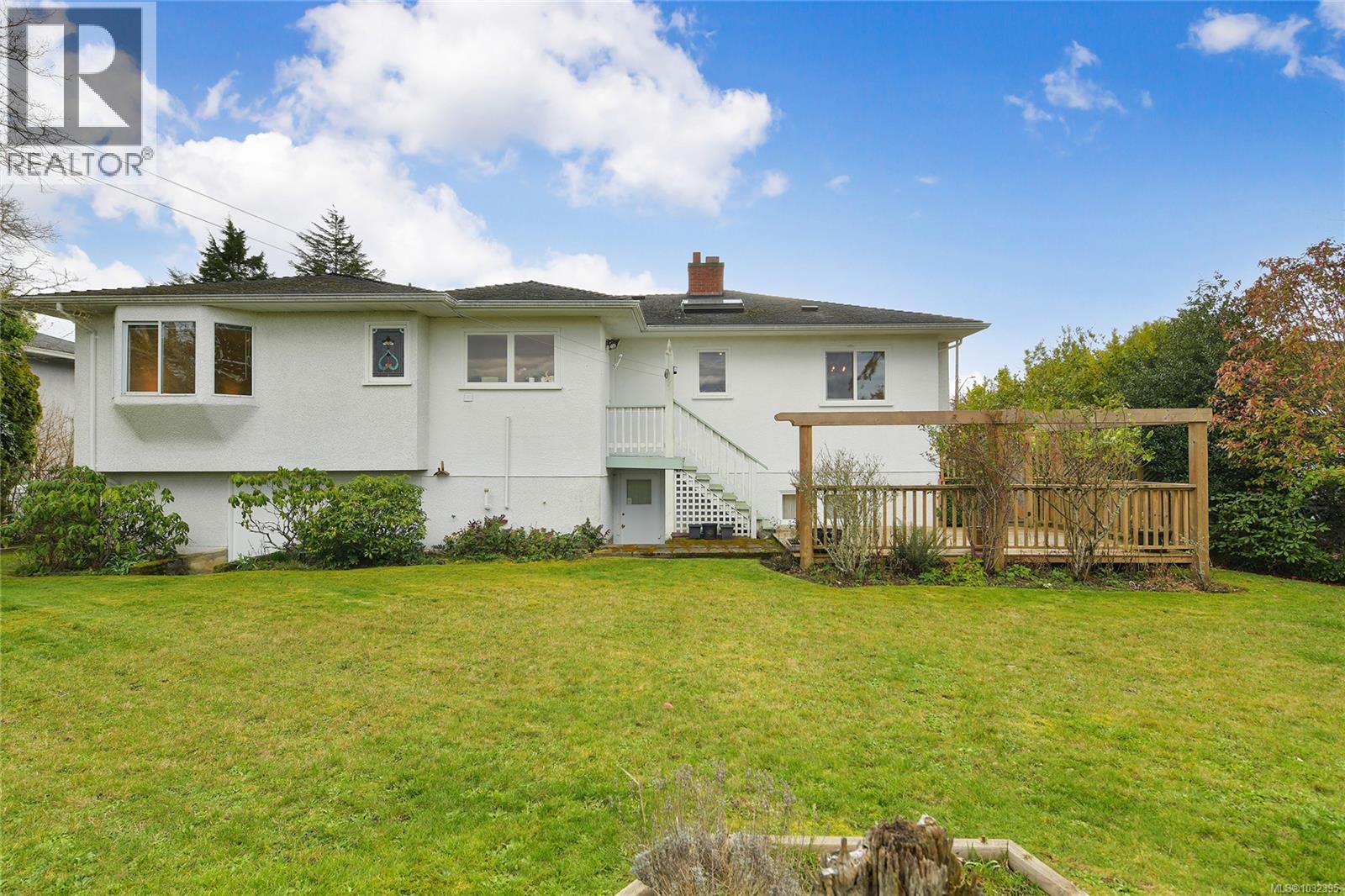  2218 EDGELOW Street, Saanich