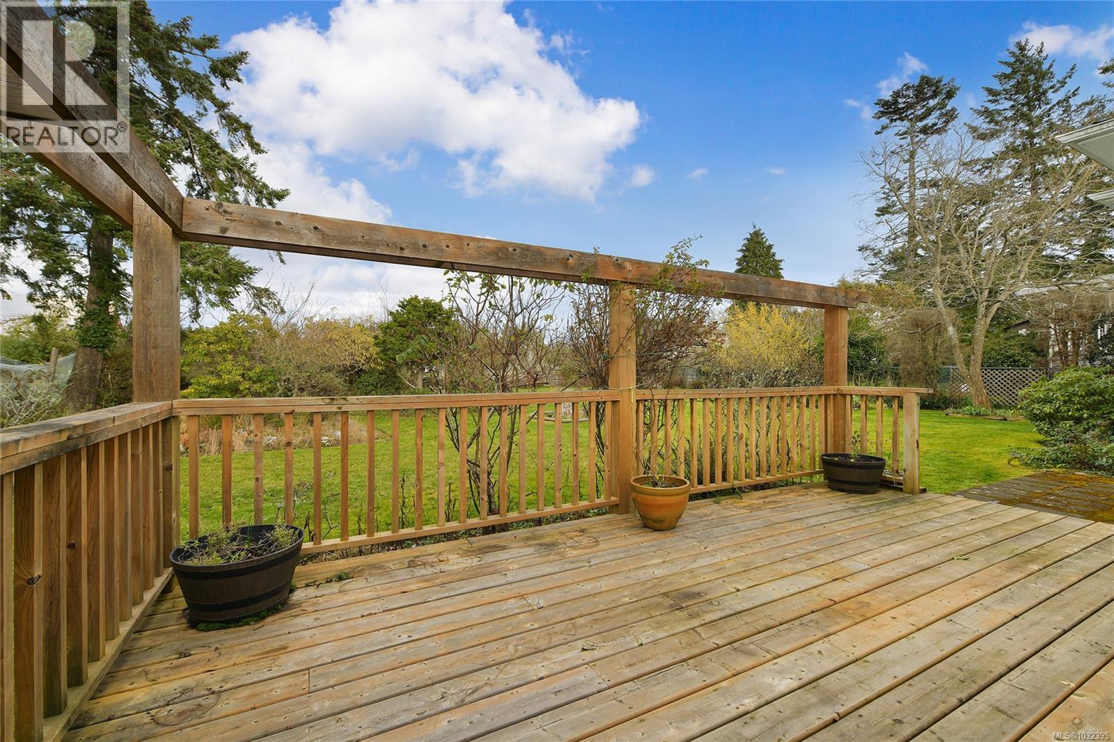  2218 EDGELOW Street, Saanich