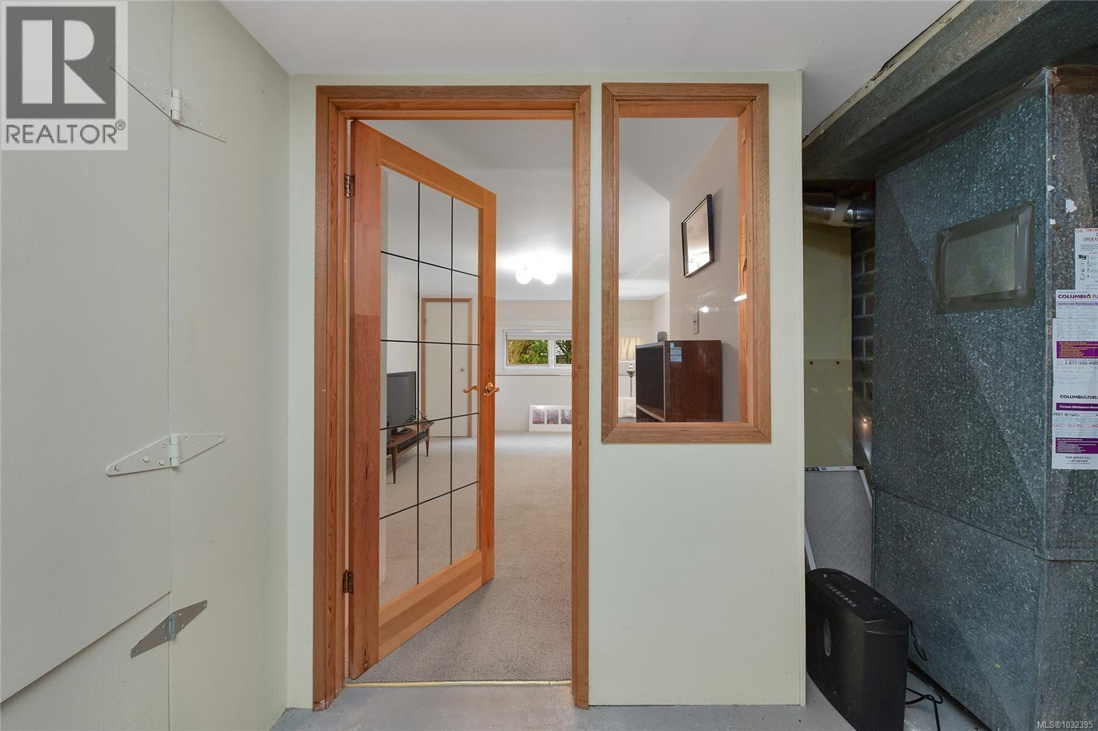  2218 EDGELOW Street, Saanich