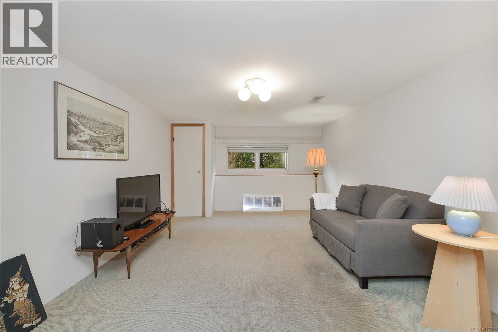  2218 EDGELOW Street, Saanich