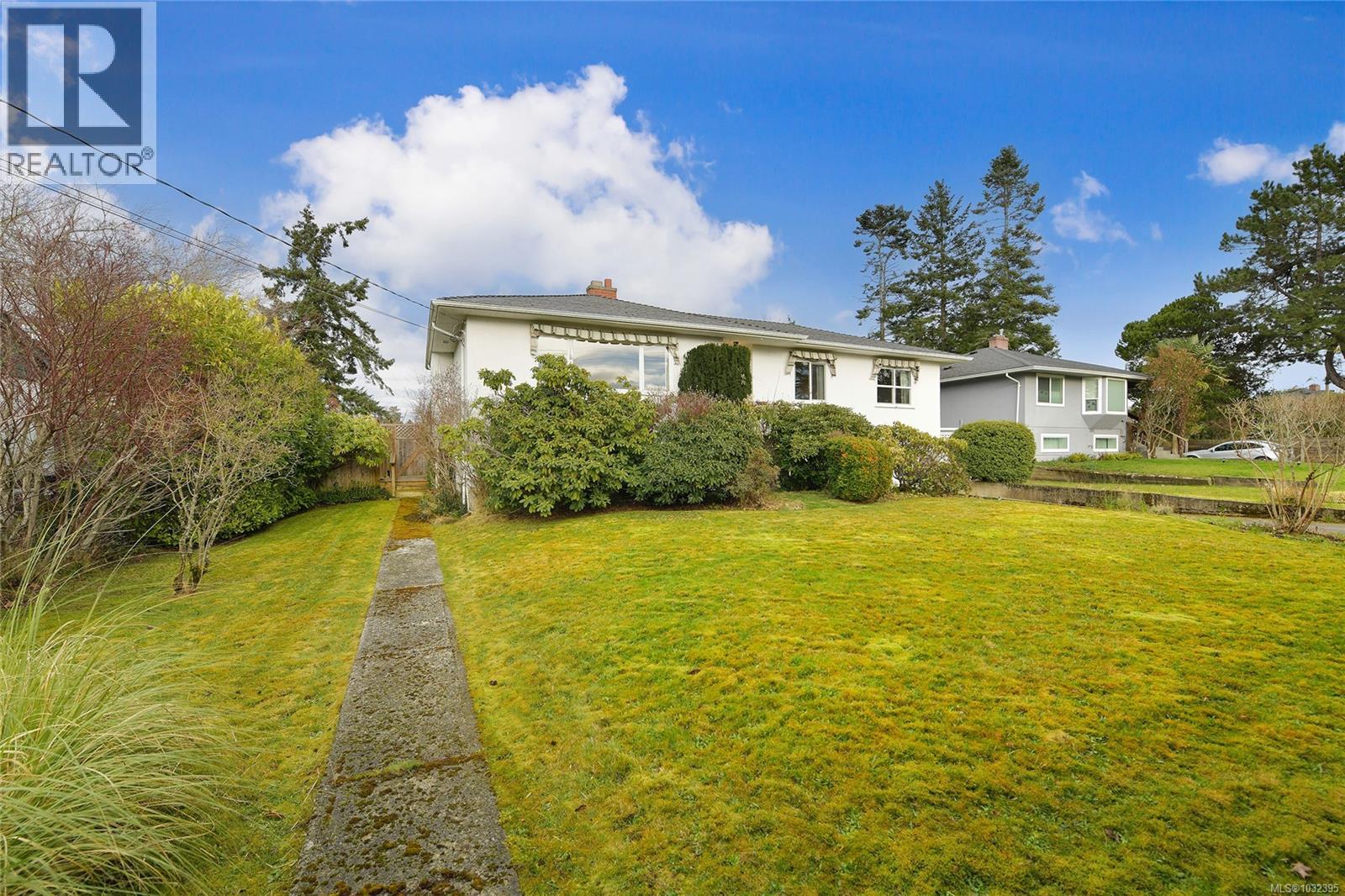  2218 EDGELOW Street, Saanich