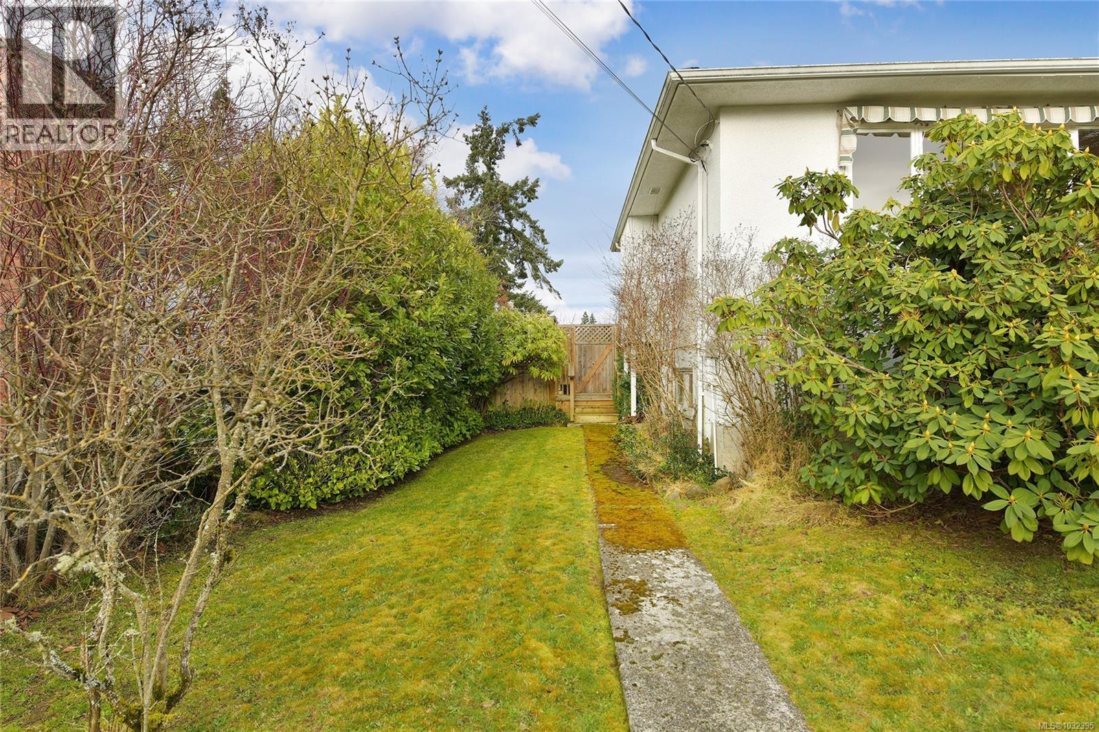  2218 EDGELOW Street, Saanich