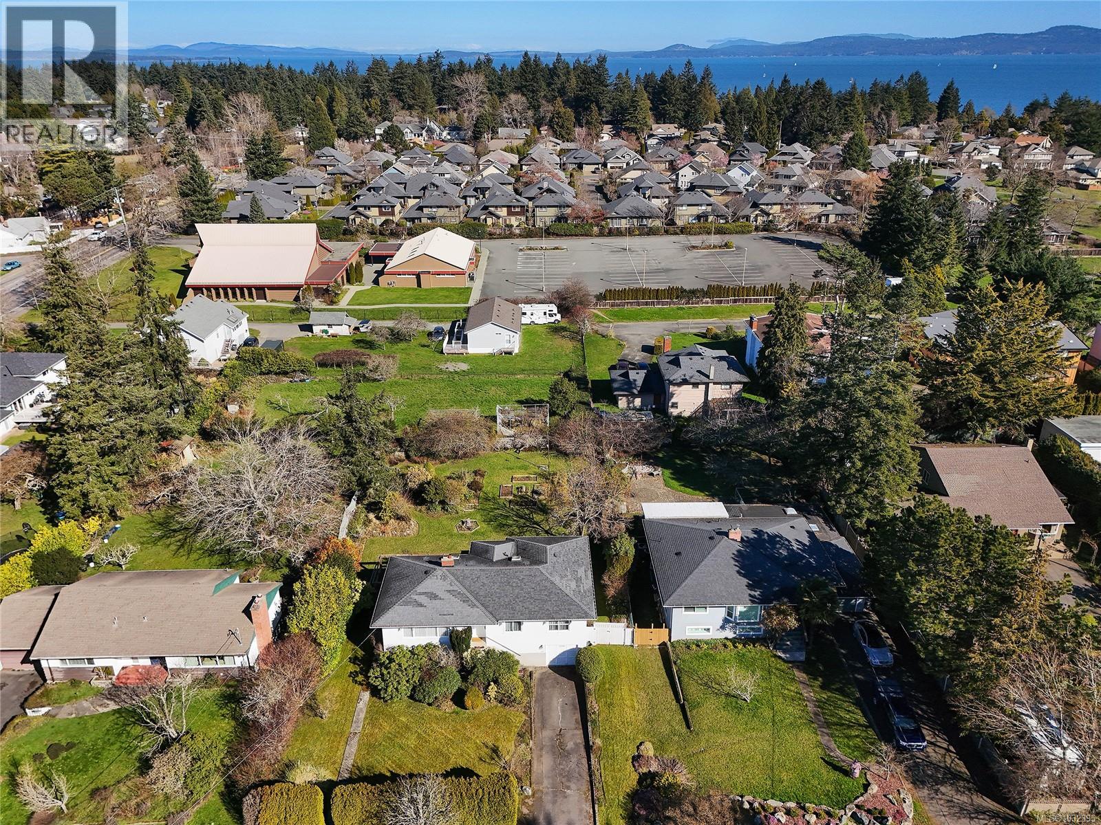  2218 EDGELOW Street, Saanich