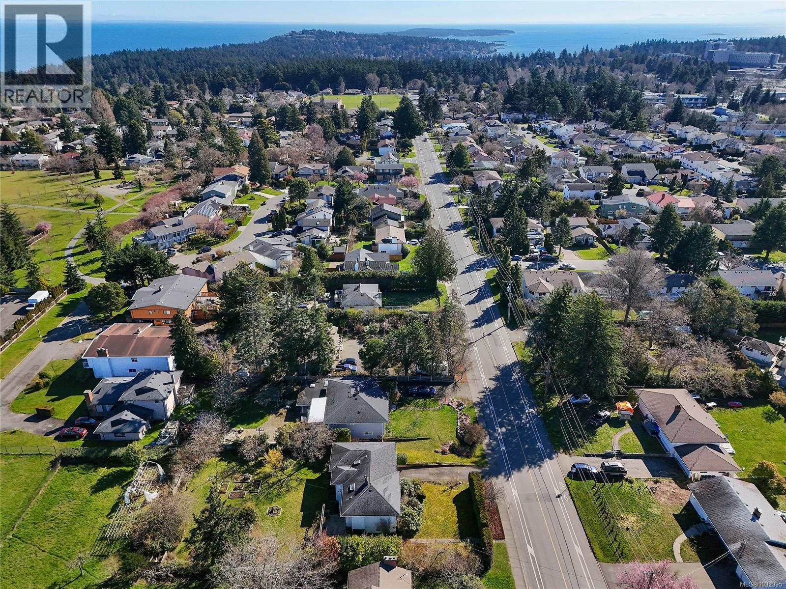  2218 EDGELOW Street, Saanich