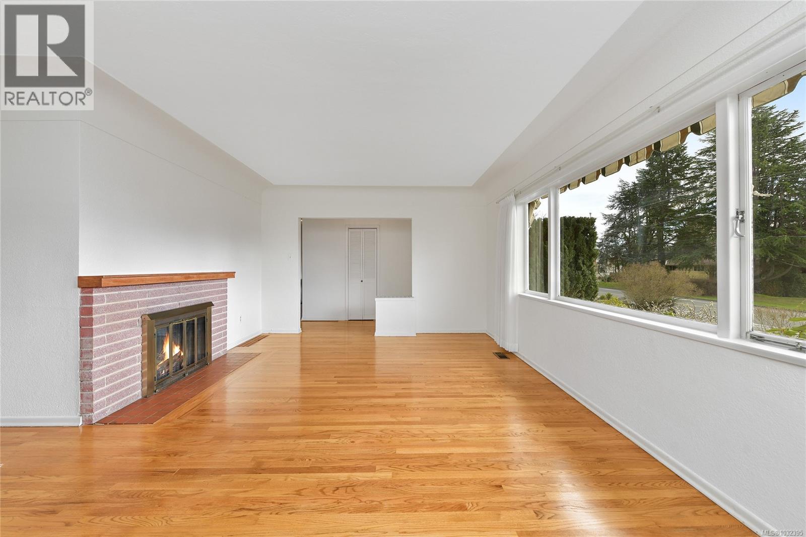  2218 EDGELOW Street, Saanich