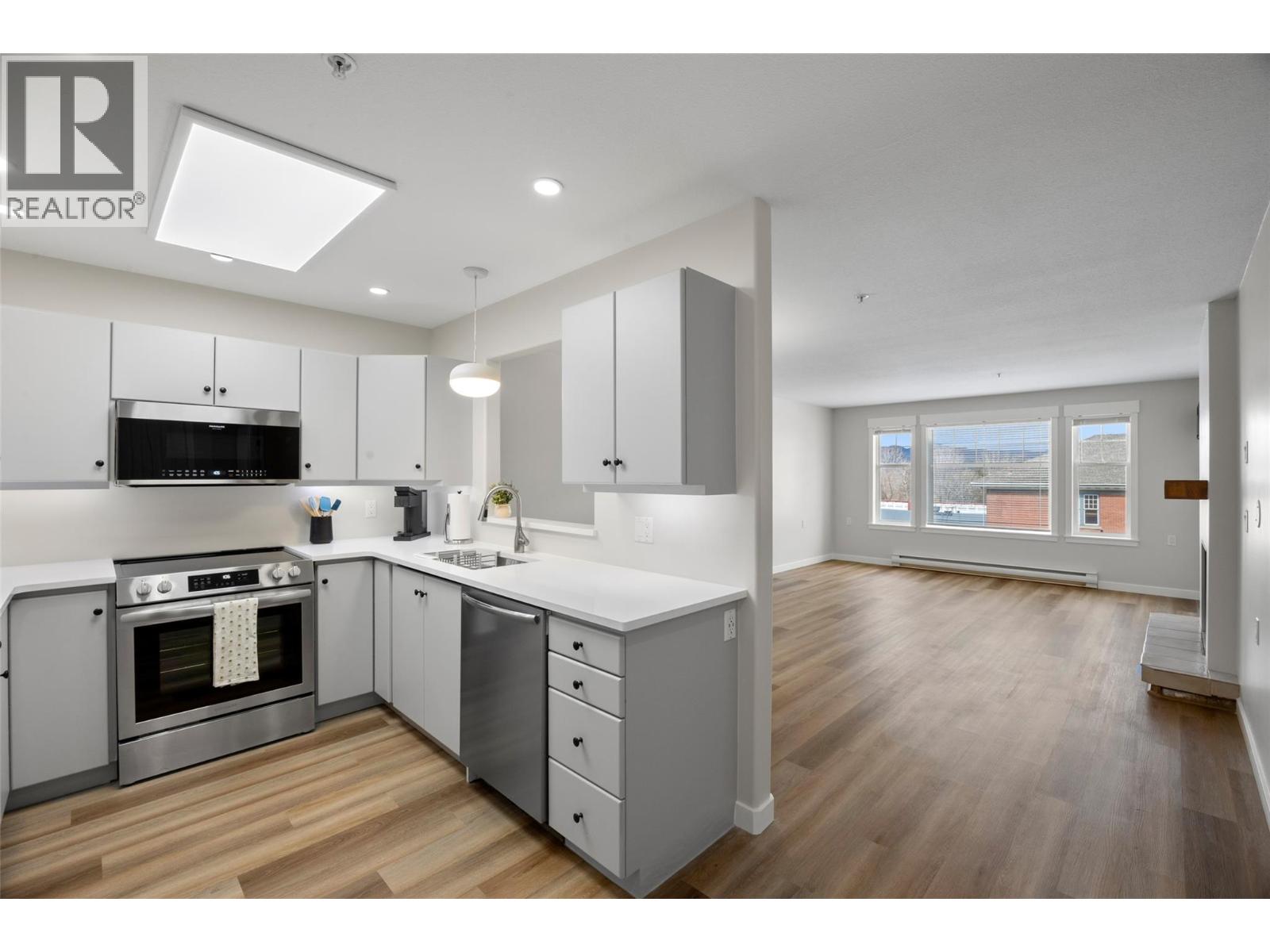 #203 490 LORNE Street - 3