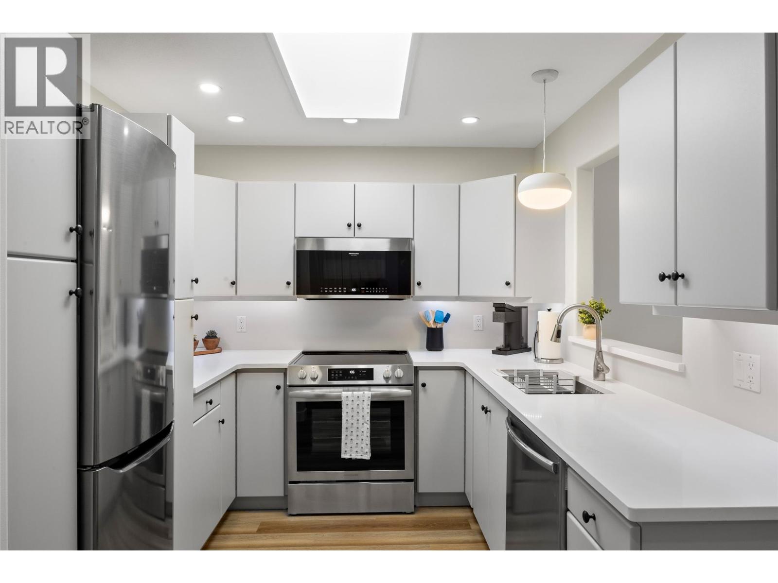 #203 490 LORNE Street - 5