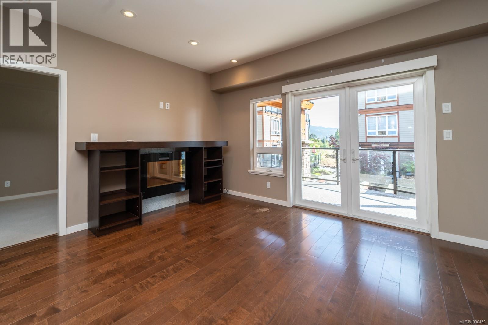 #204 6591 LINCROFT RD - 11