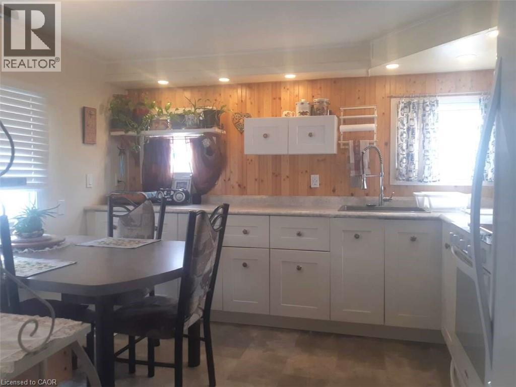 18 SUTTON Drive — photo 5