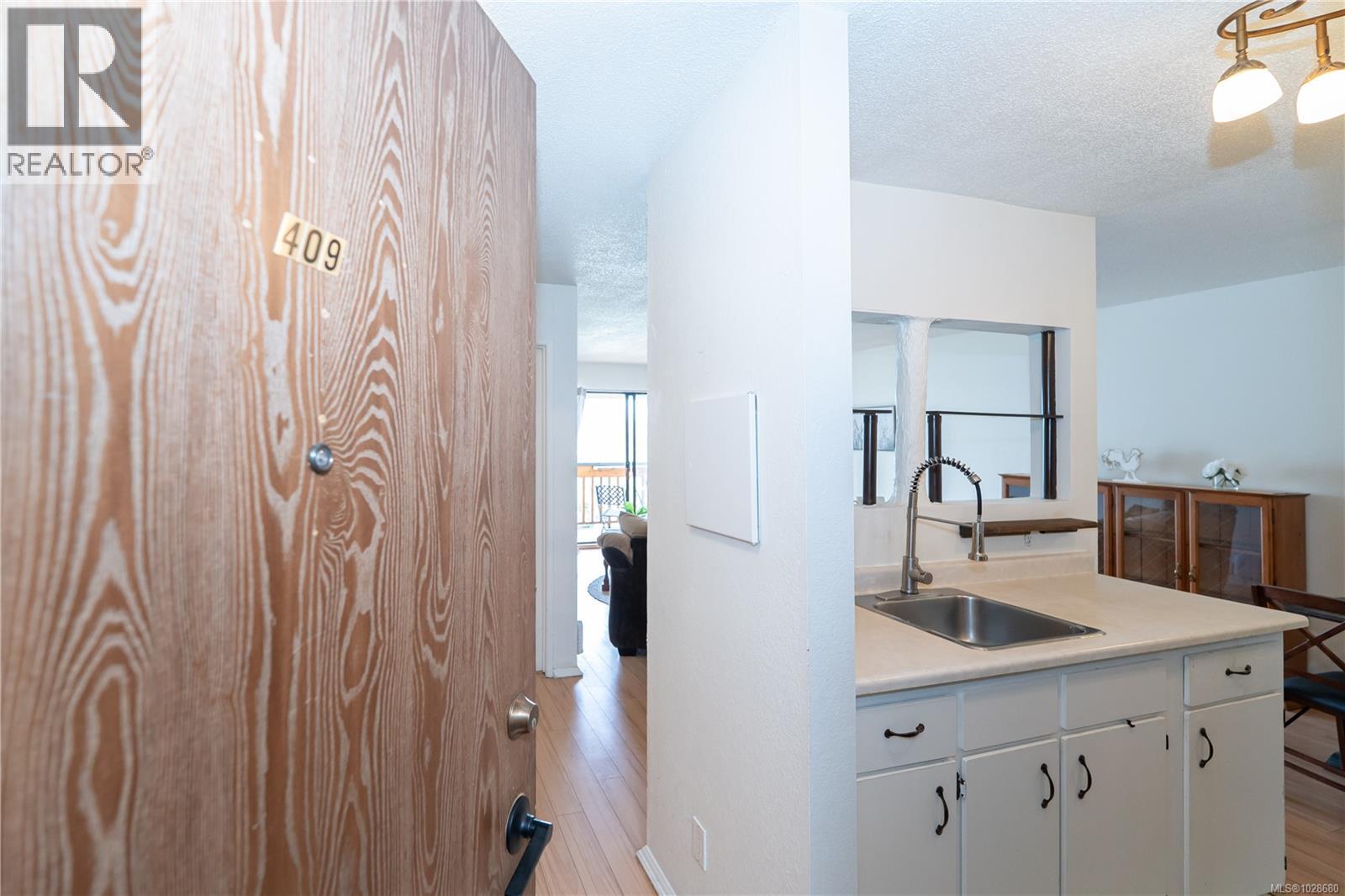 409 3277 Glasgow Avenue, Saanich