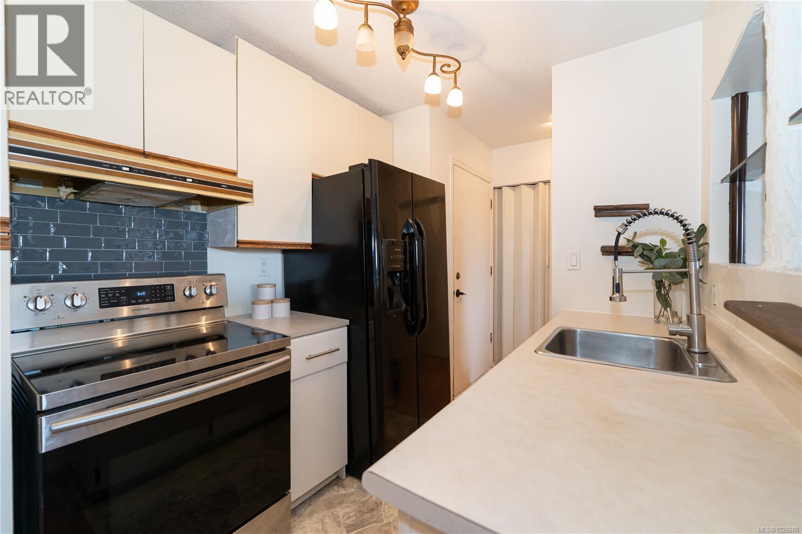 409 3277 Glasgow Avenue, Saanich