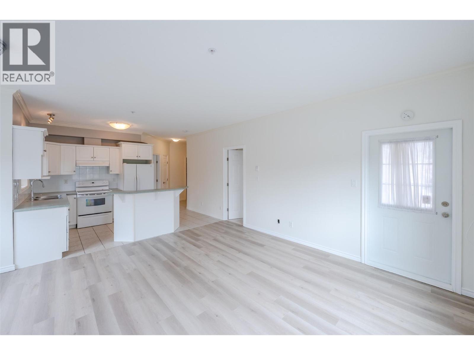 208 196 WADE Avenue, Penticton