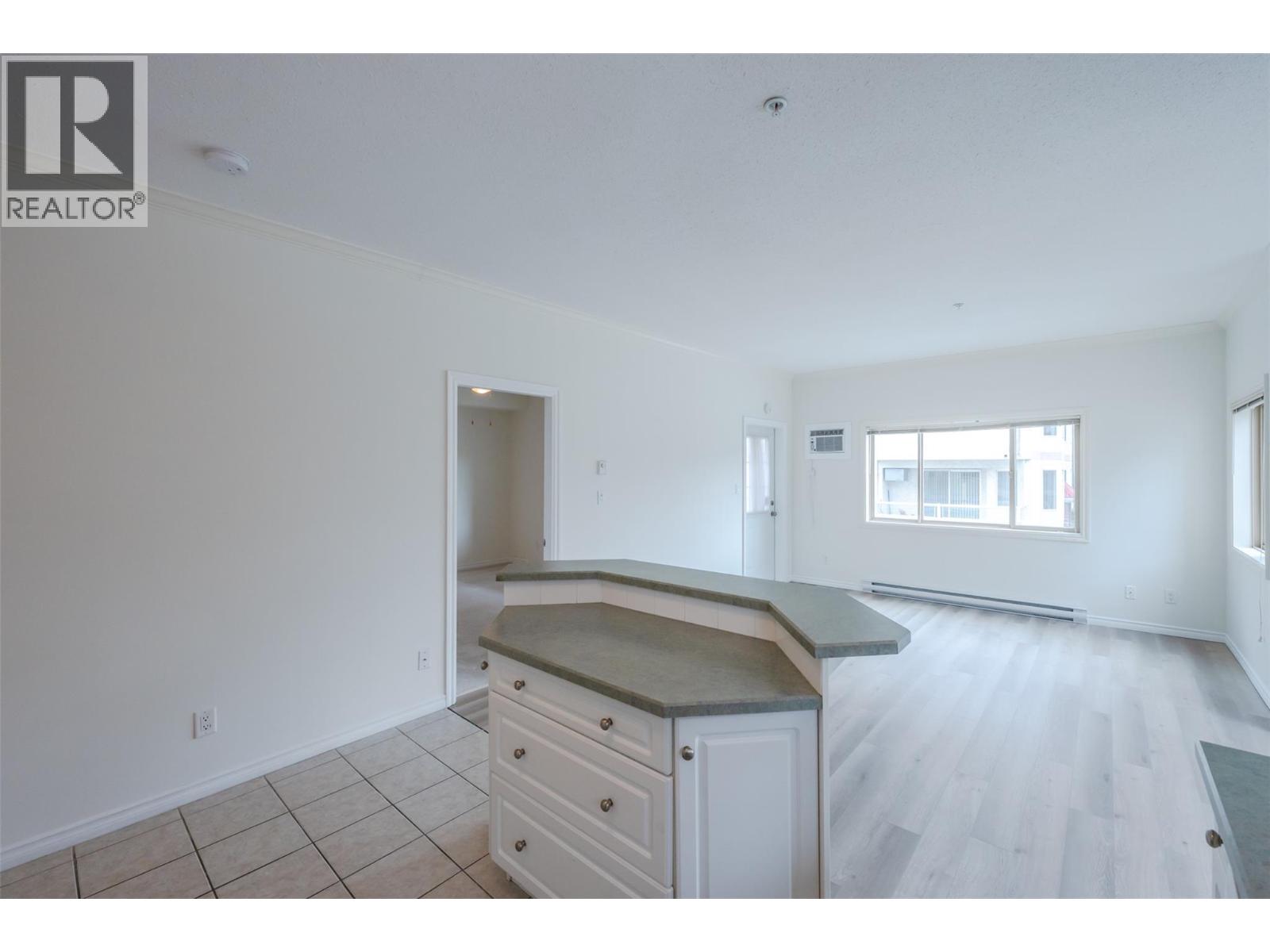 208 196 WADE Avenue, Penticton