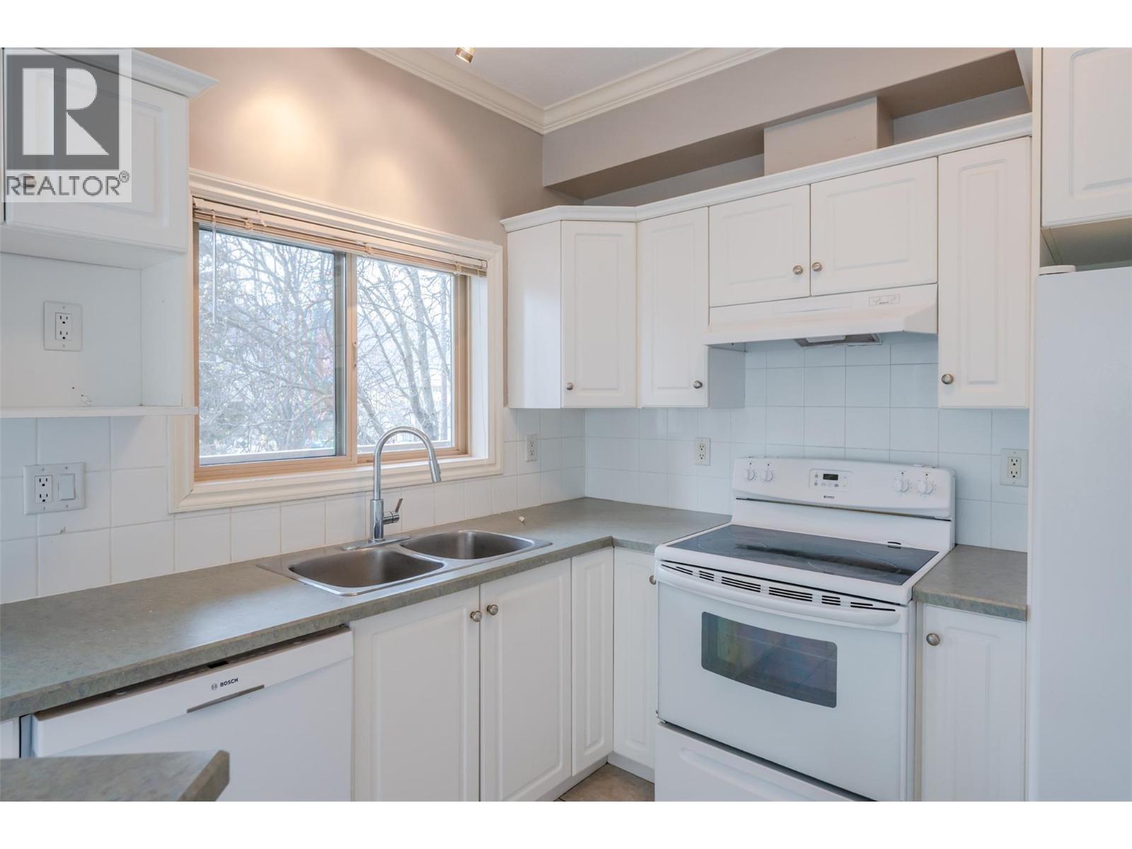 208 196 WADE Avenue, Penticton