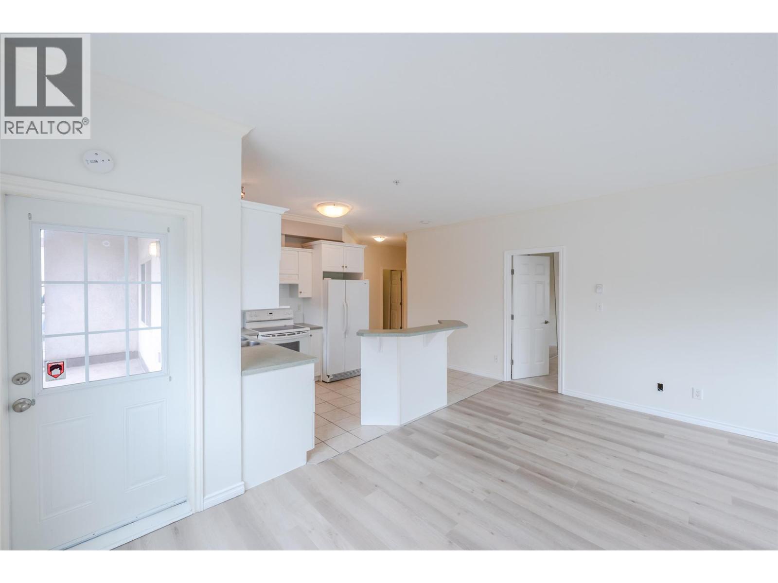 208 196 WADE Avenue, Penticton