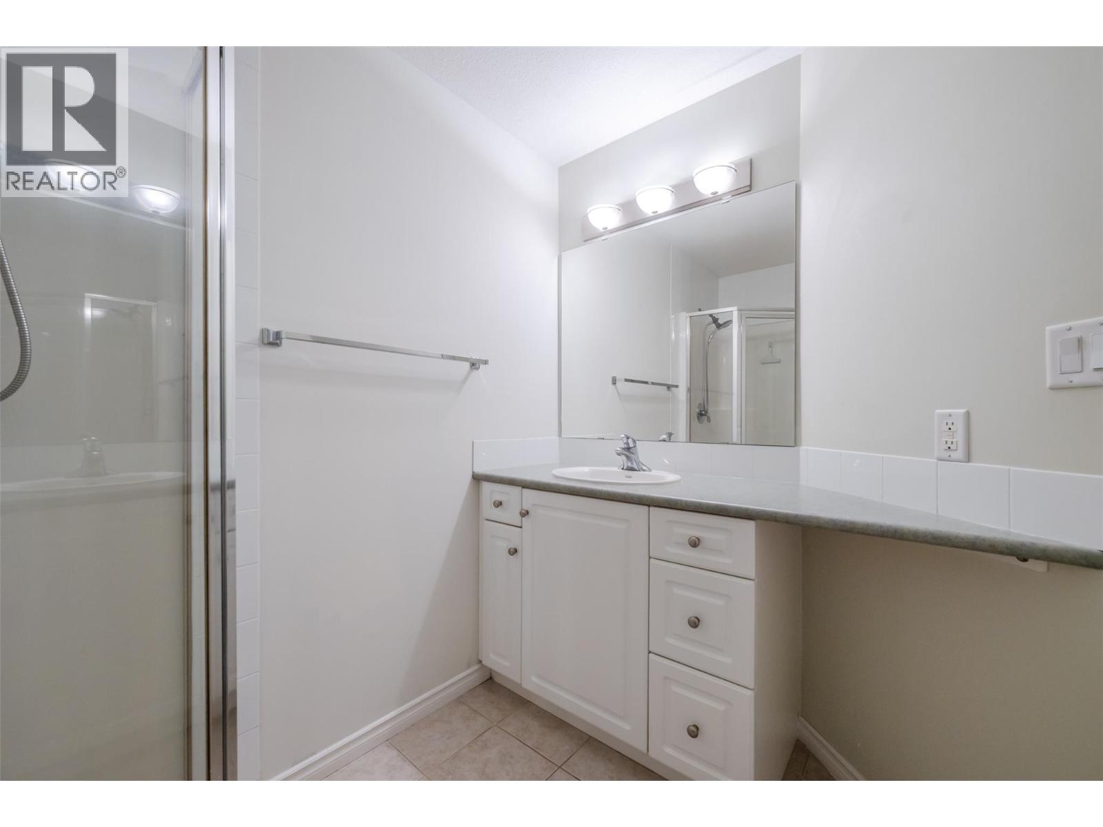 208 196 WADE Avenue, Penticton