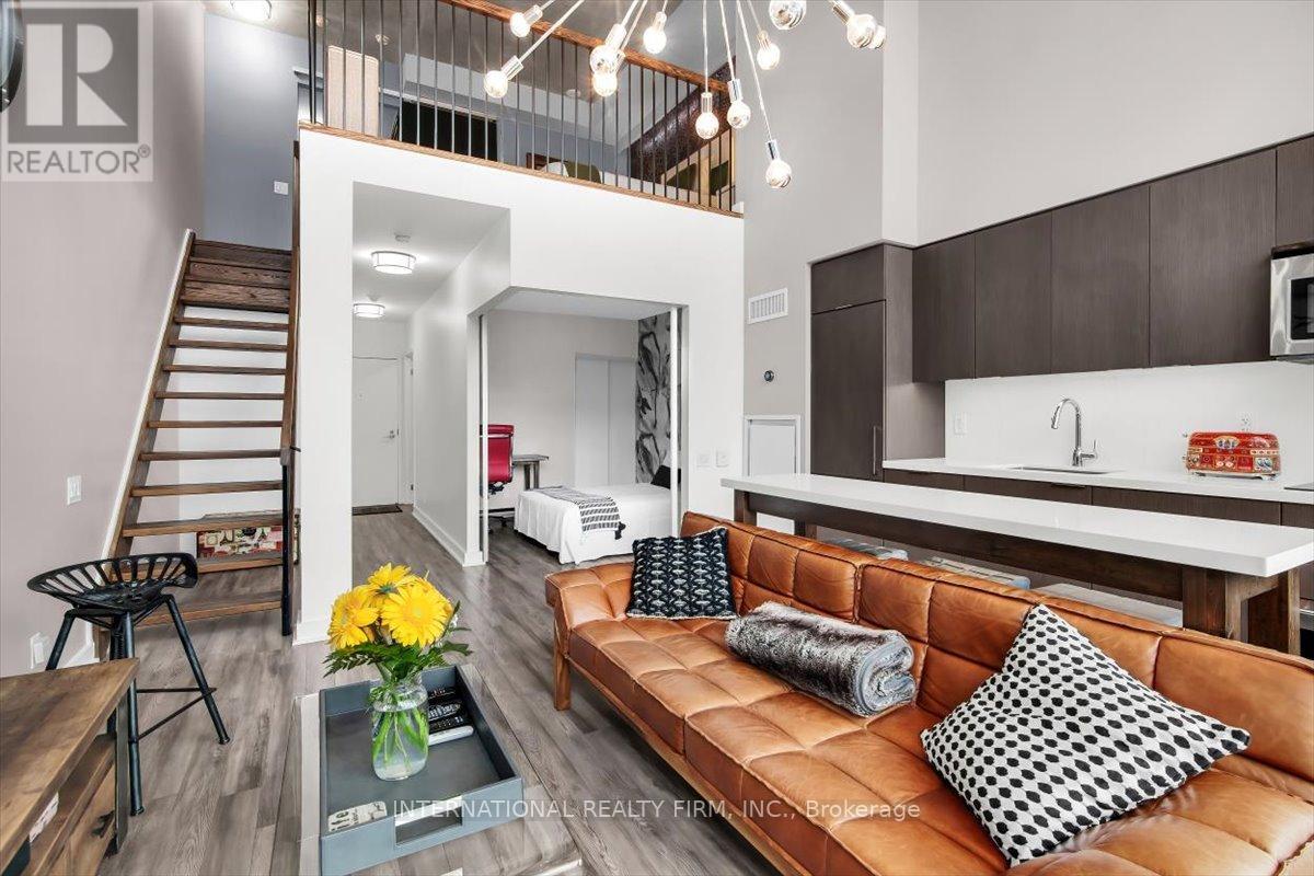 318 - 5 HANNA AVENUE