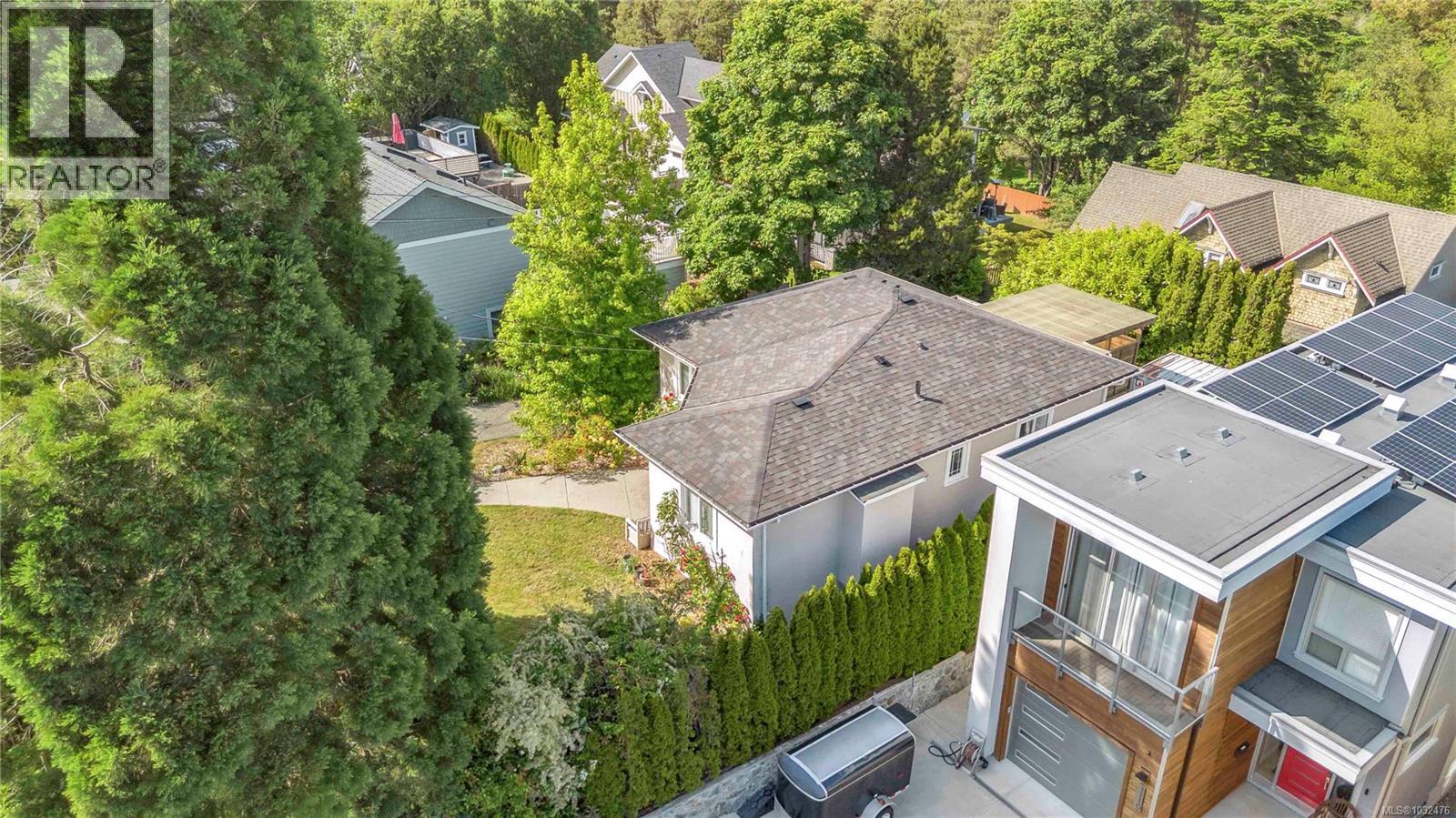 1112 Craigflower Rd - 35