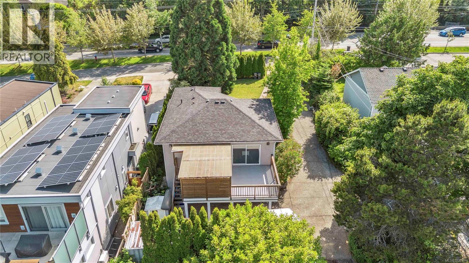 1112 Craigflower Rd - 36