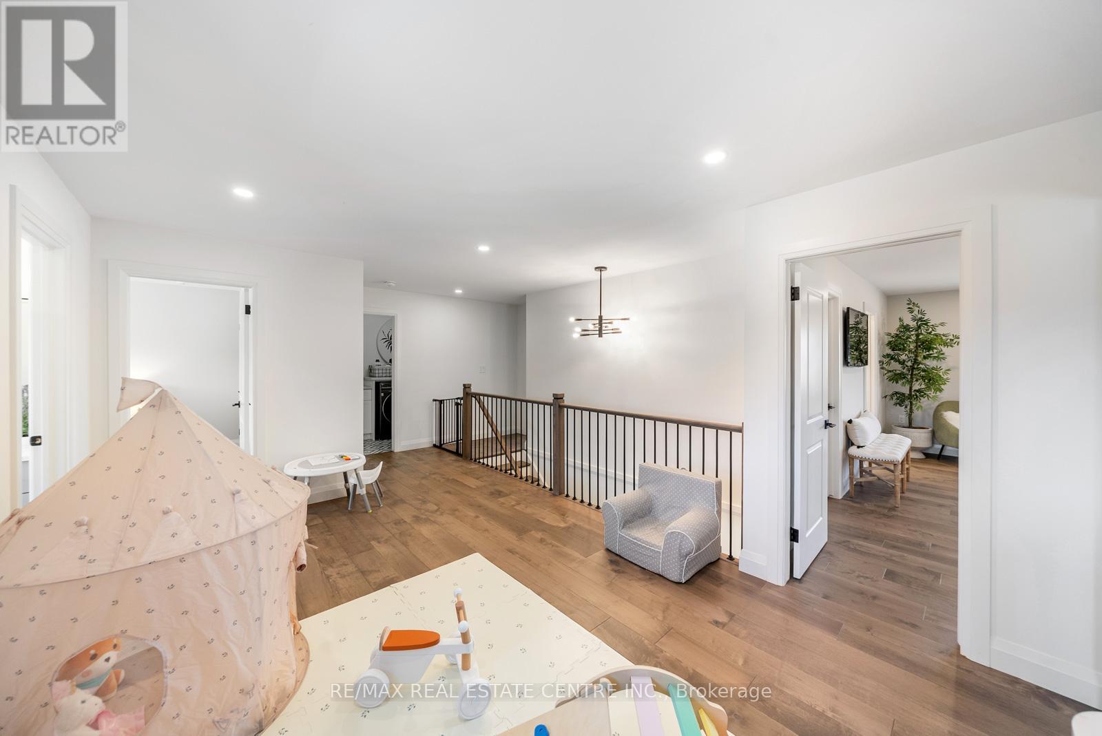 70 REA DRIVE - 25