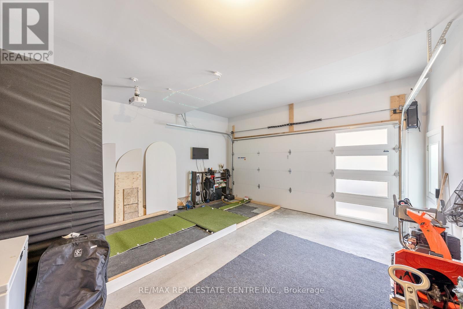 70 REA DRIVE - 41