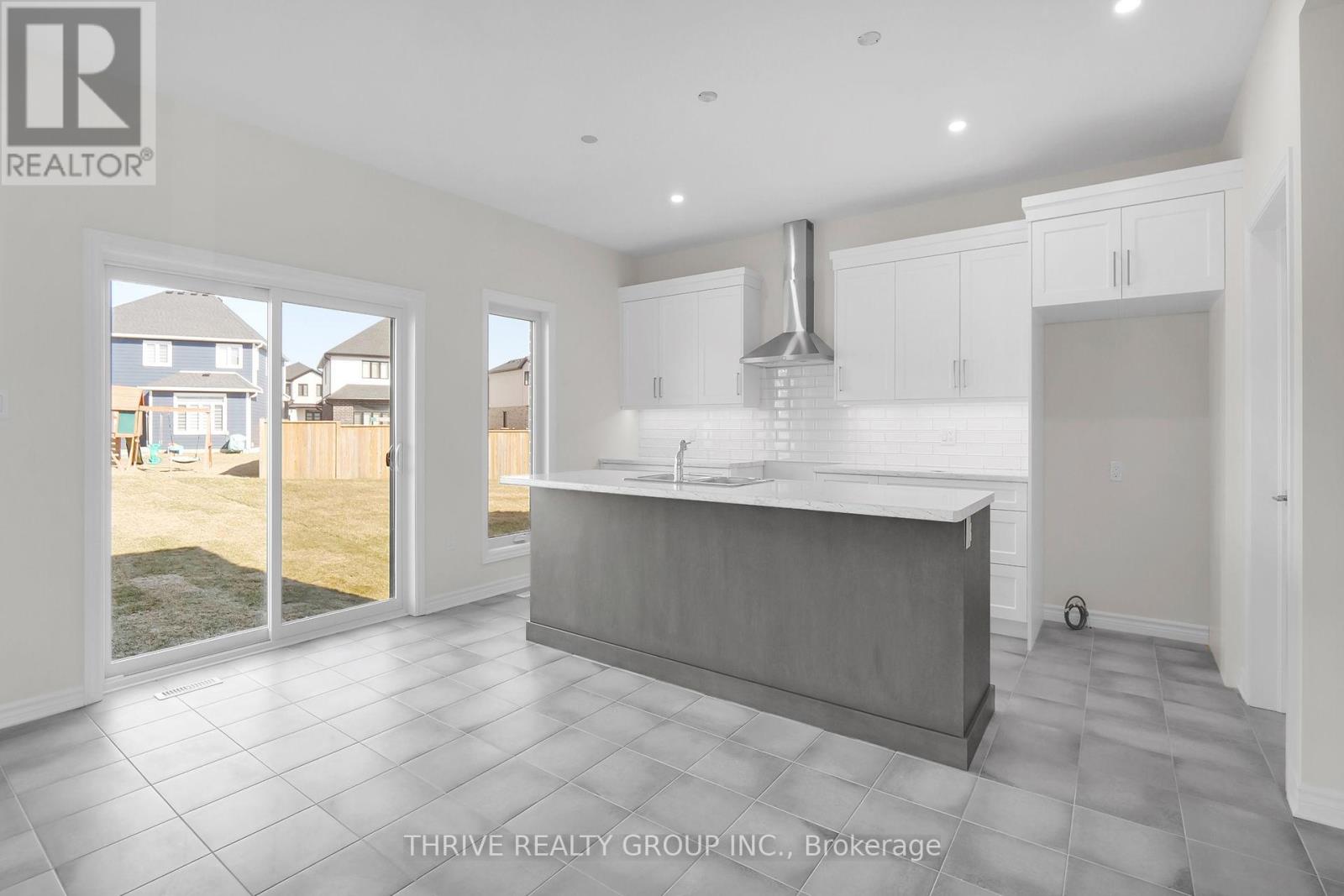 64 BASIL CRESCENT — photo 12