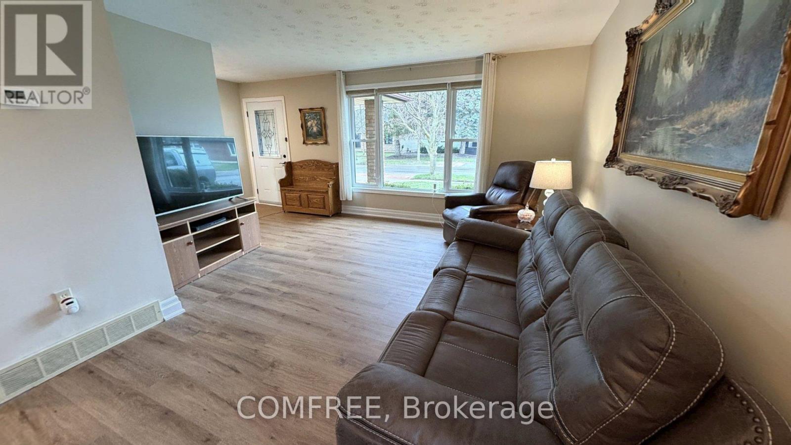 6387 RIALL STREET - 4