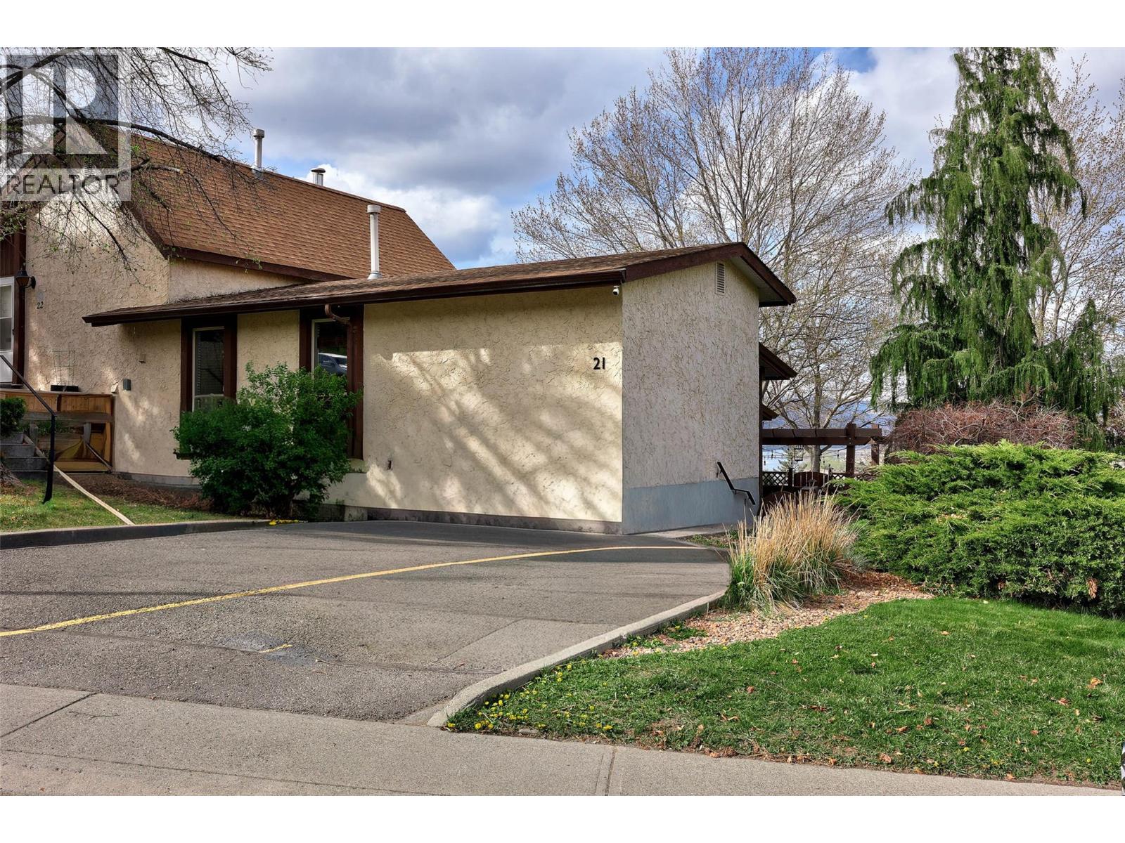 #21 250 PEMBERTON TERRACE - Image 2