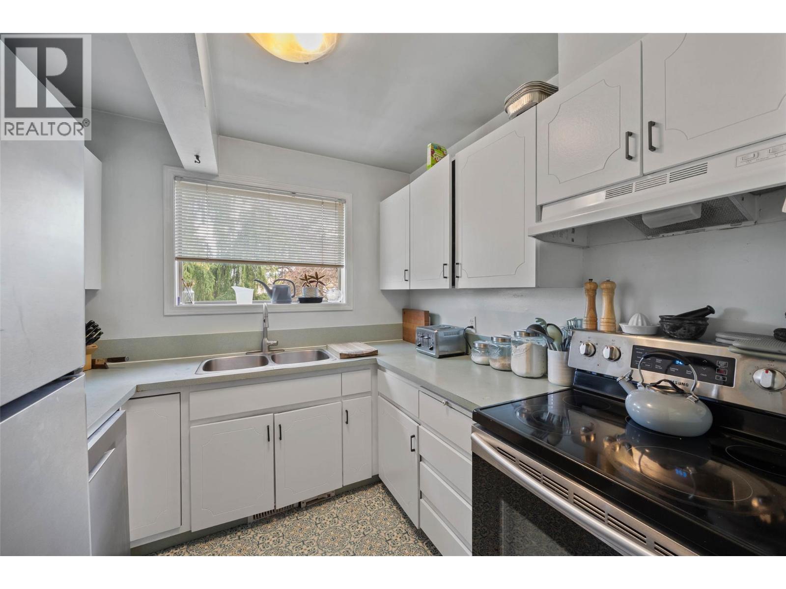 #21 250 PEMBERTON TERRACE - Image 3