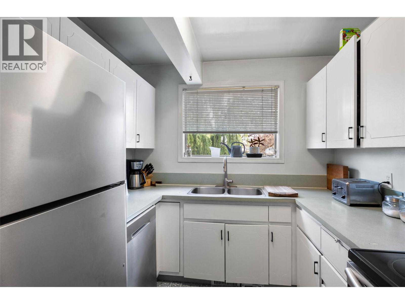 #21 250 PEMBERTON TERRACE - 4