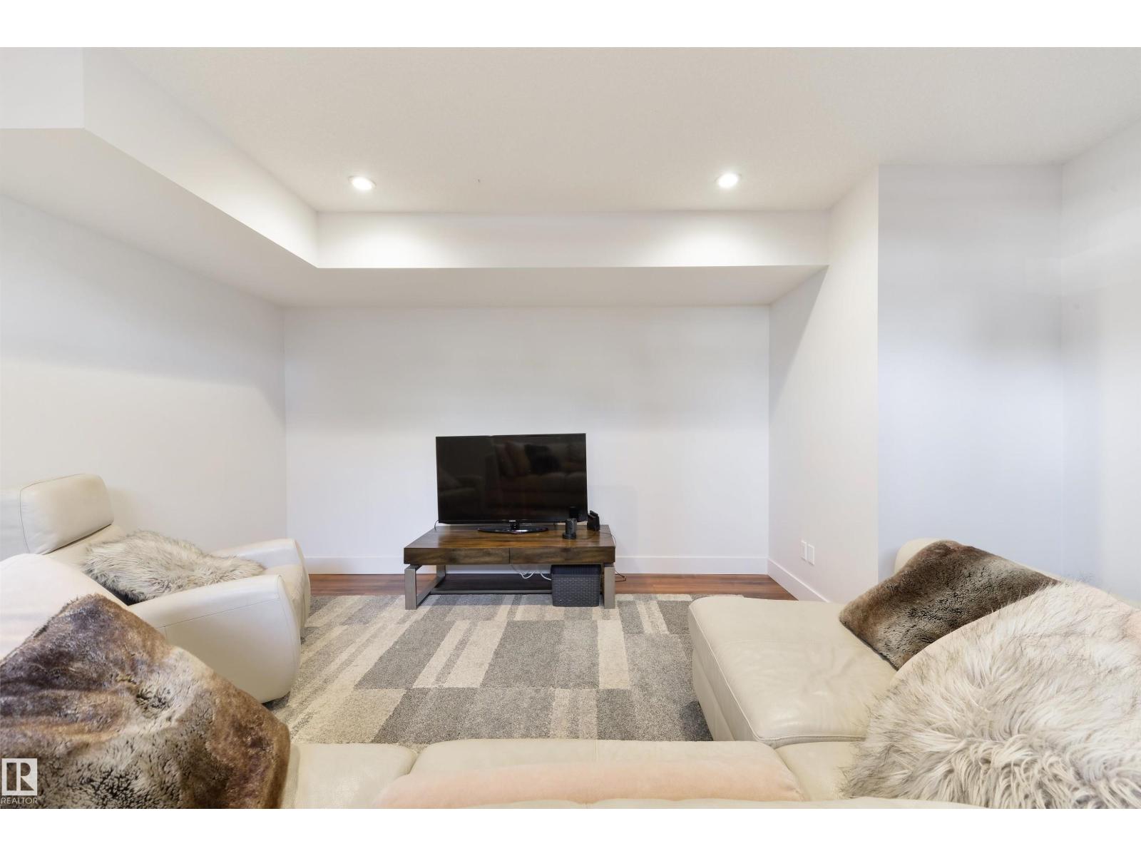 10543 128 ST NW, Edmonton