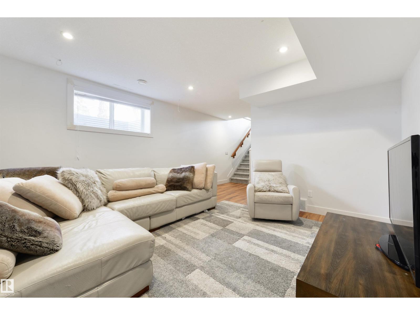 10543 128 ST NW, Edmonton