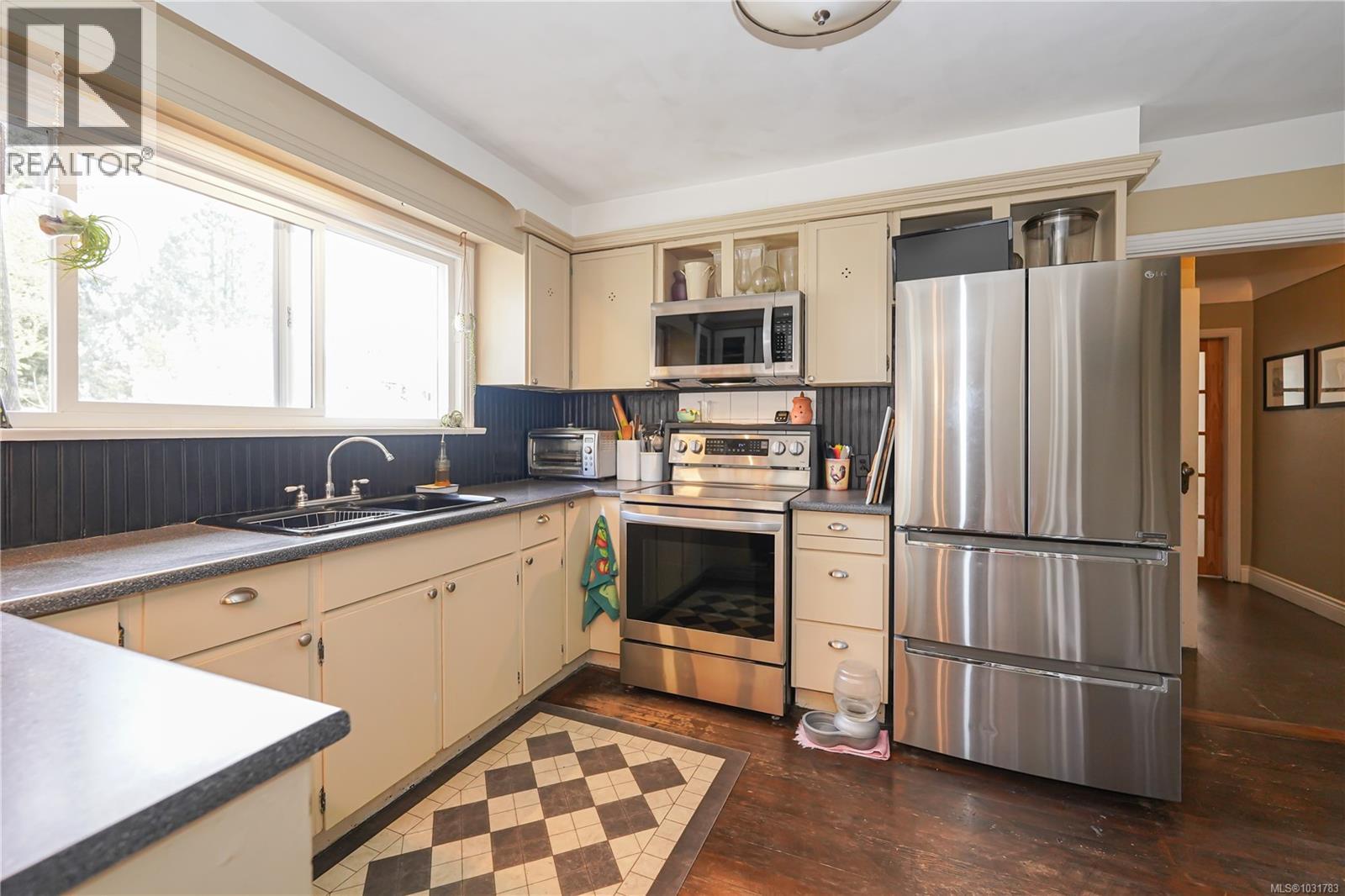 864 SELKIRK AVE - 15